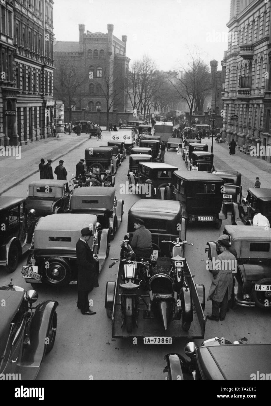 Foule sur la route d'accès à l'Kraftverkehrsamt Berlin Berliner (véhicule à moteur Autorité d'enregistrement) dans la Bluecherstrasse. Banque D'Images