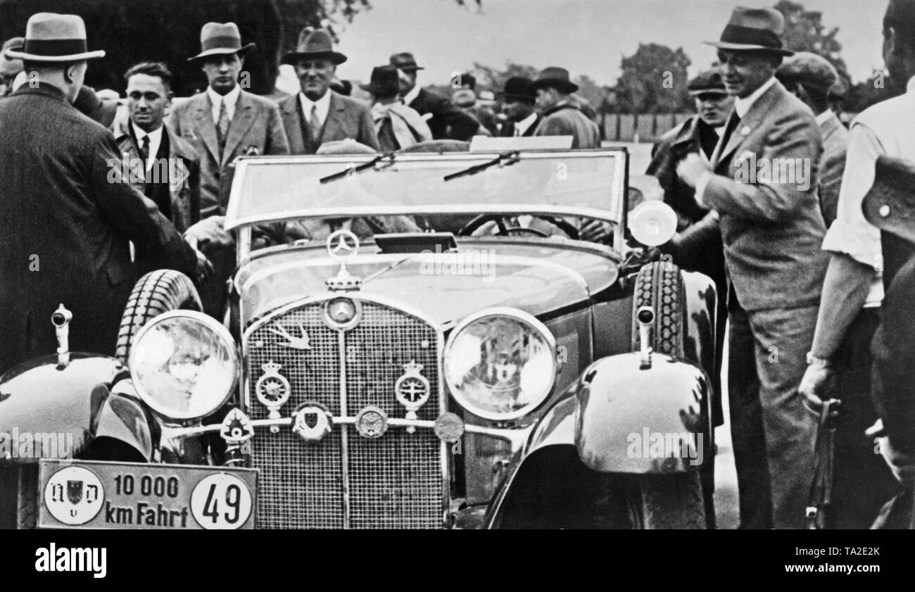 10 000 km Voyage de l'Automobile Club d'Allemagne en 1931, une Mercedes S 380 type 'Mannheim Sport' à l'arrivée. Banque D'Images