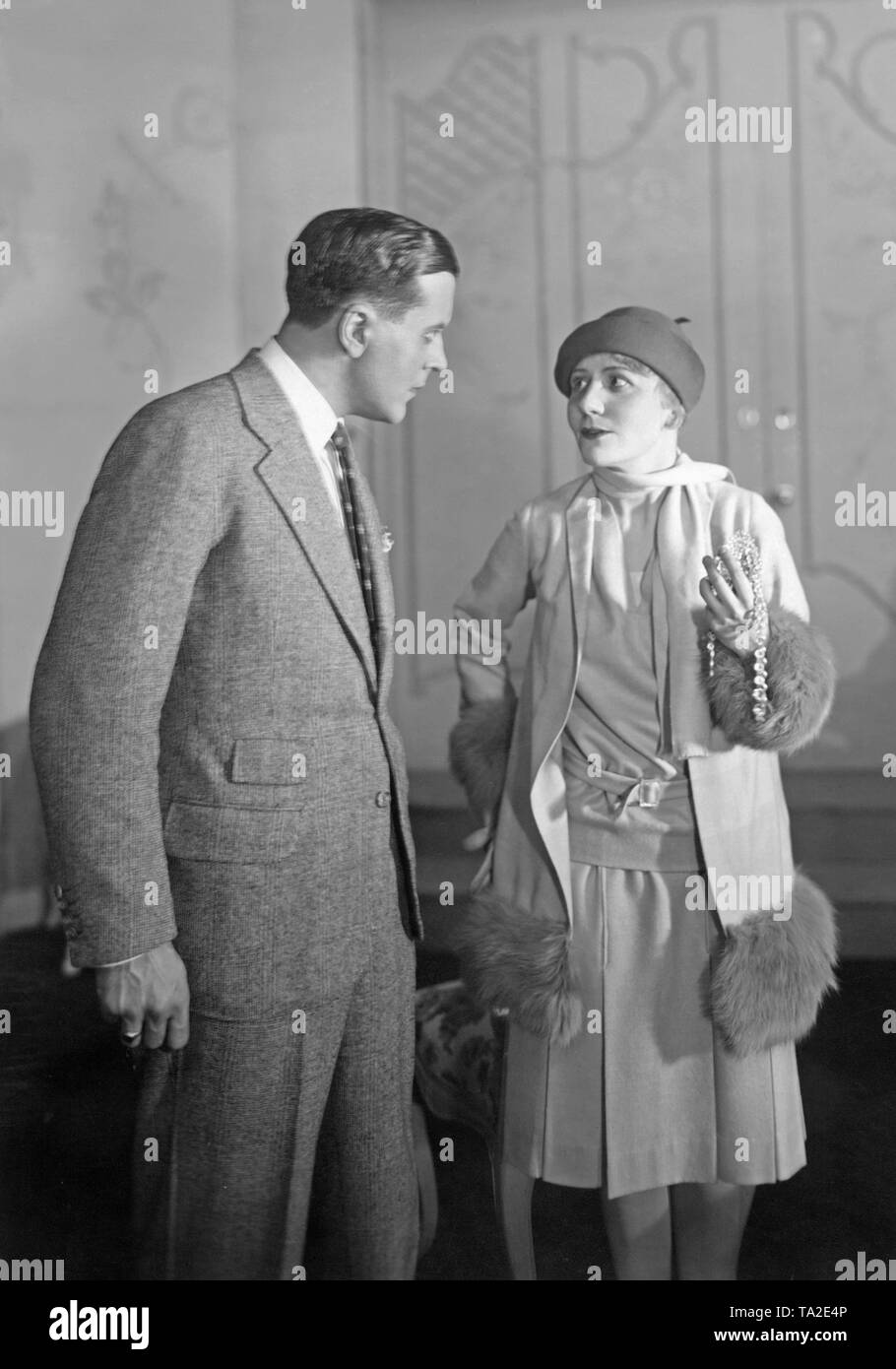 Erika von Thellmann Allemand-autrichien, actrice, et Ulrich, un Bettac Allemand-autrichien acteur et directeur de théâtre, lors d'une répétition de 'Die Frau des Anderen' (une promenade dans la pluie de printemps) à l'Lessingtheater. Banque D'Images