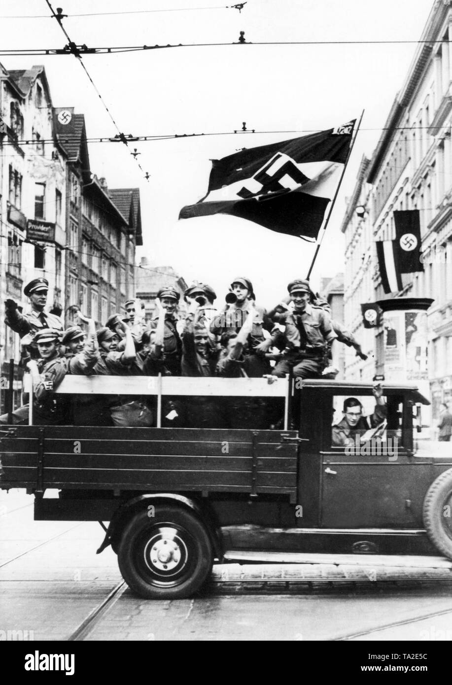Porpaganda véhicule de la Jeunesse Hitlérienne de Berlin au cours d'un voyage de campagne avant des élections du Reichstag en mars 1933. Banque D'Images