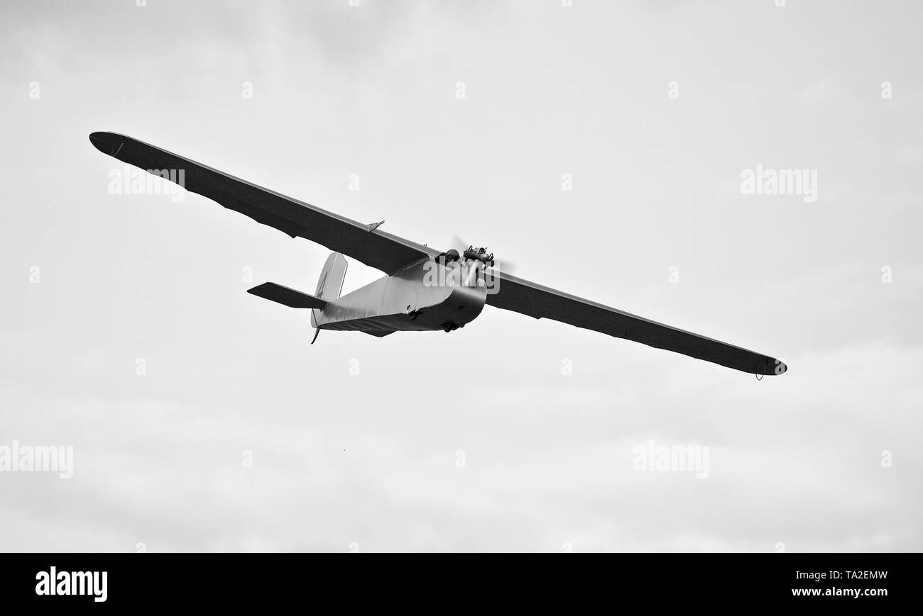 1923 English Electric Wren volant à Shuttleworth airshow en soirée le 18 mai 2019 Banque D'Images