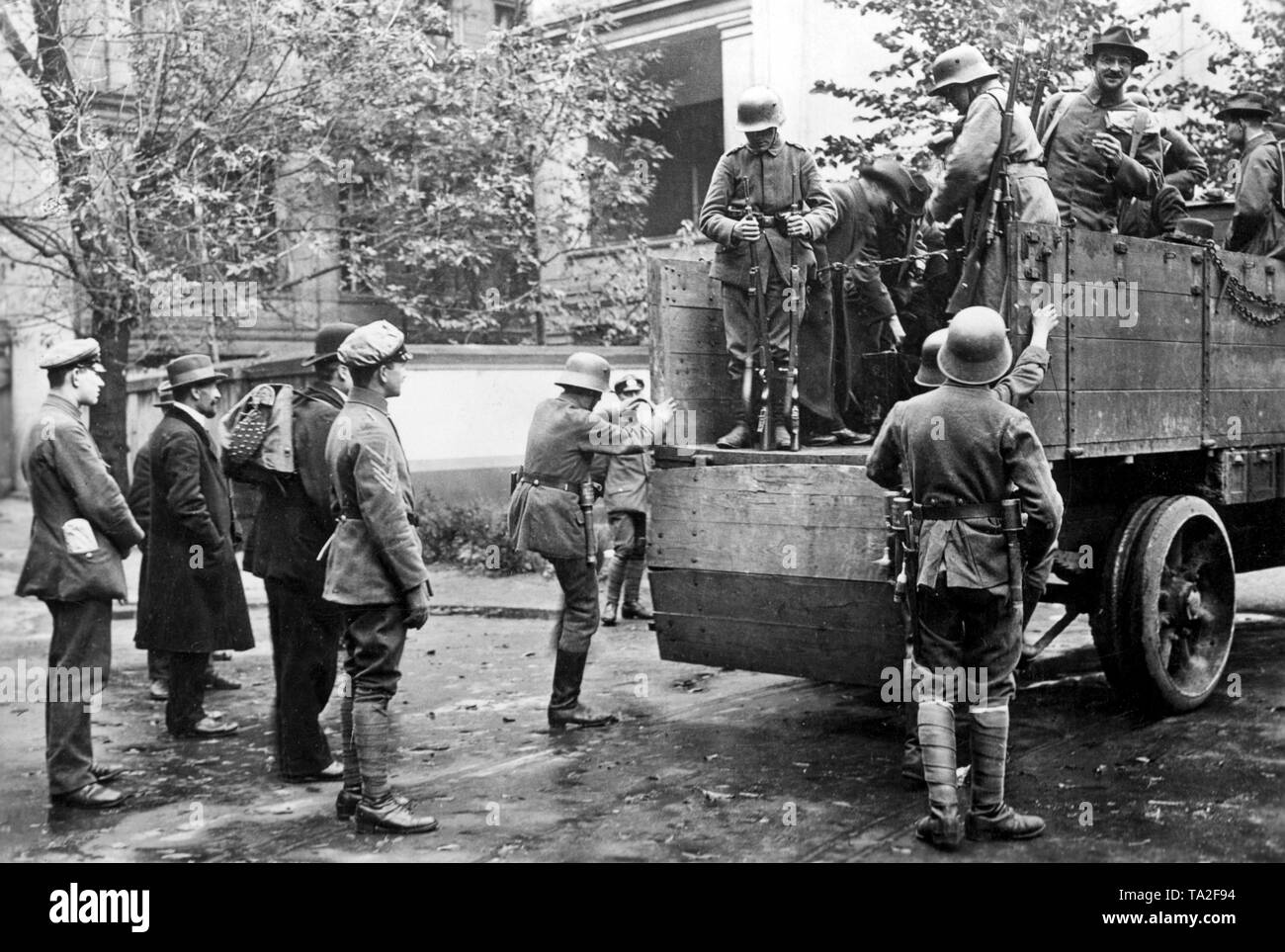 Pendant la grève de l'électricité et du gaz, de la Technische Nothilfe arrive à Berlin et est prise dans les lieux sous la protection de soldats de la Reichswehr (photo non datée). Banque D'Images