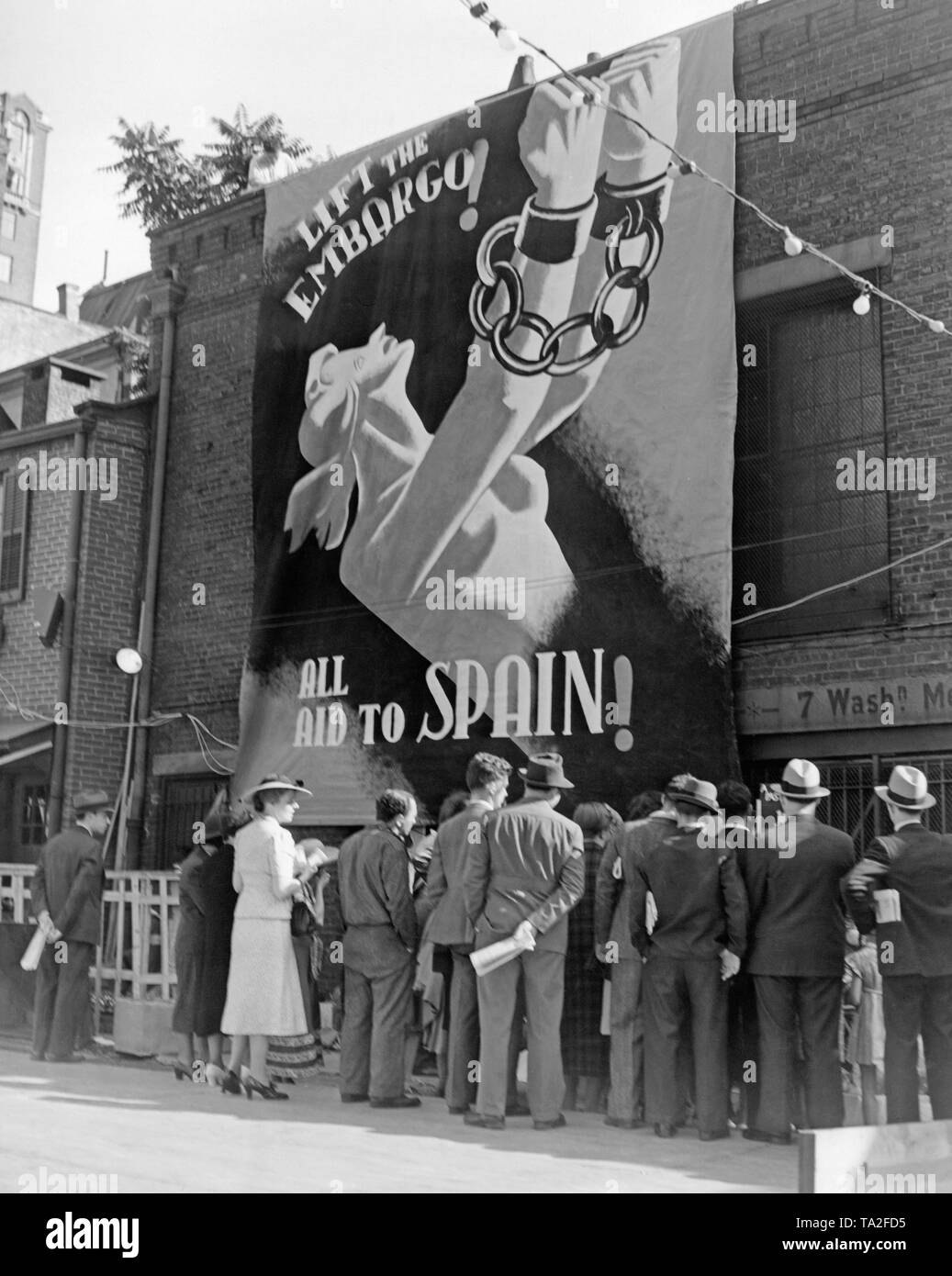 Photo d'une affiche publicitaire à l'entrée d'un événement de bienfaisance contre l'embargo sur les armes de la Deuxième République espagnole et pour l'aide à l'Espagne à la Washington Mews, Greenwich Village, New York, près de Washington Square Park et l'Université de New York en 1938. L'affiche montre une femme héroïque tente de briser ses chaînes. Banque D'Images