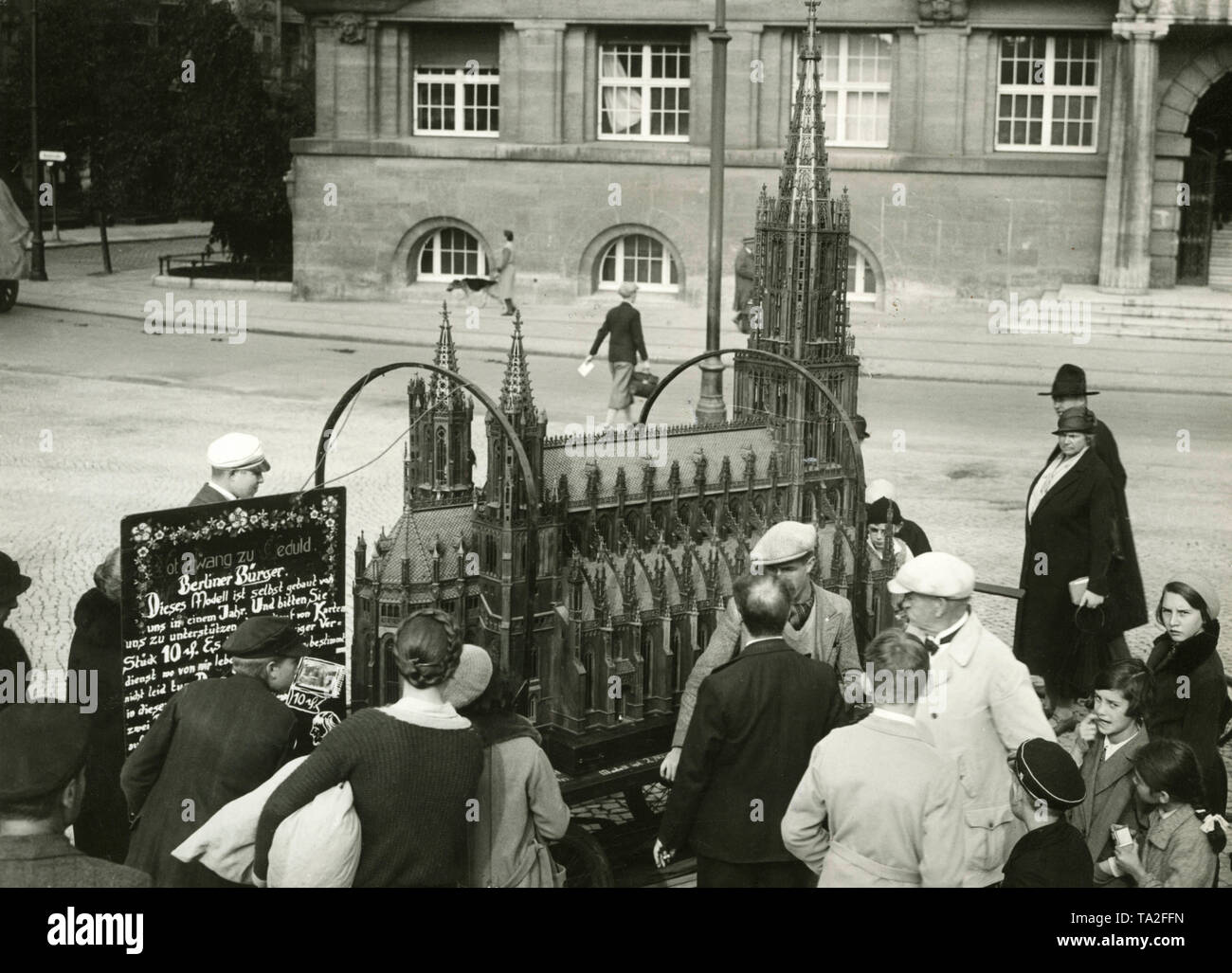 Sous la devise 'Pas zwang zu Geduld" (forces de détresse d'être patient) les deux frères Wilhelm et Johann Dreikausen de Cologne a construit le modèle de l'Ulm dans une année de travail. Maintenant, il voyage à travers l'Allemagne avec elle et essayer de gagner leur vie avec la vente de cartes postales, comme ici dans le quartier de Friedenau. Banque D'Images