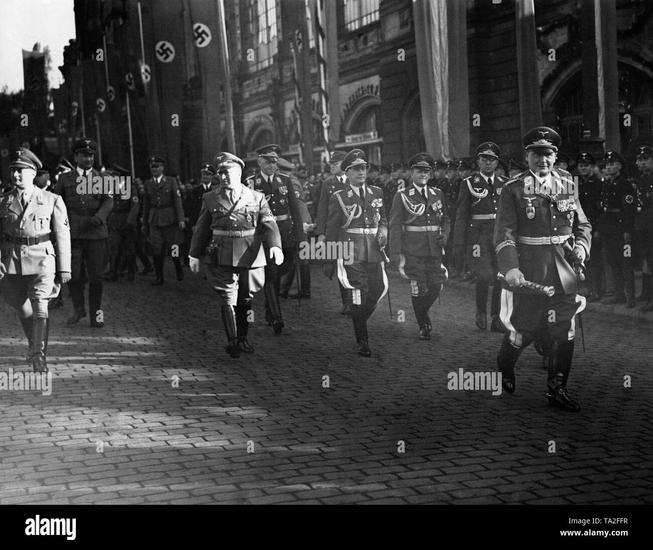Photo de Maréchal Général Hermann Goering (sur la droite, commandant en chef de la Luftwaffe) quitter la gare Dammtor Hambourg avec son entourage à l'occasion de l'arrivée de la légion Condor de l'Espagne le 30 mai, 1939 . Derrière lui au milieu, colonel-général Ehard Milch. Banque D'Images