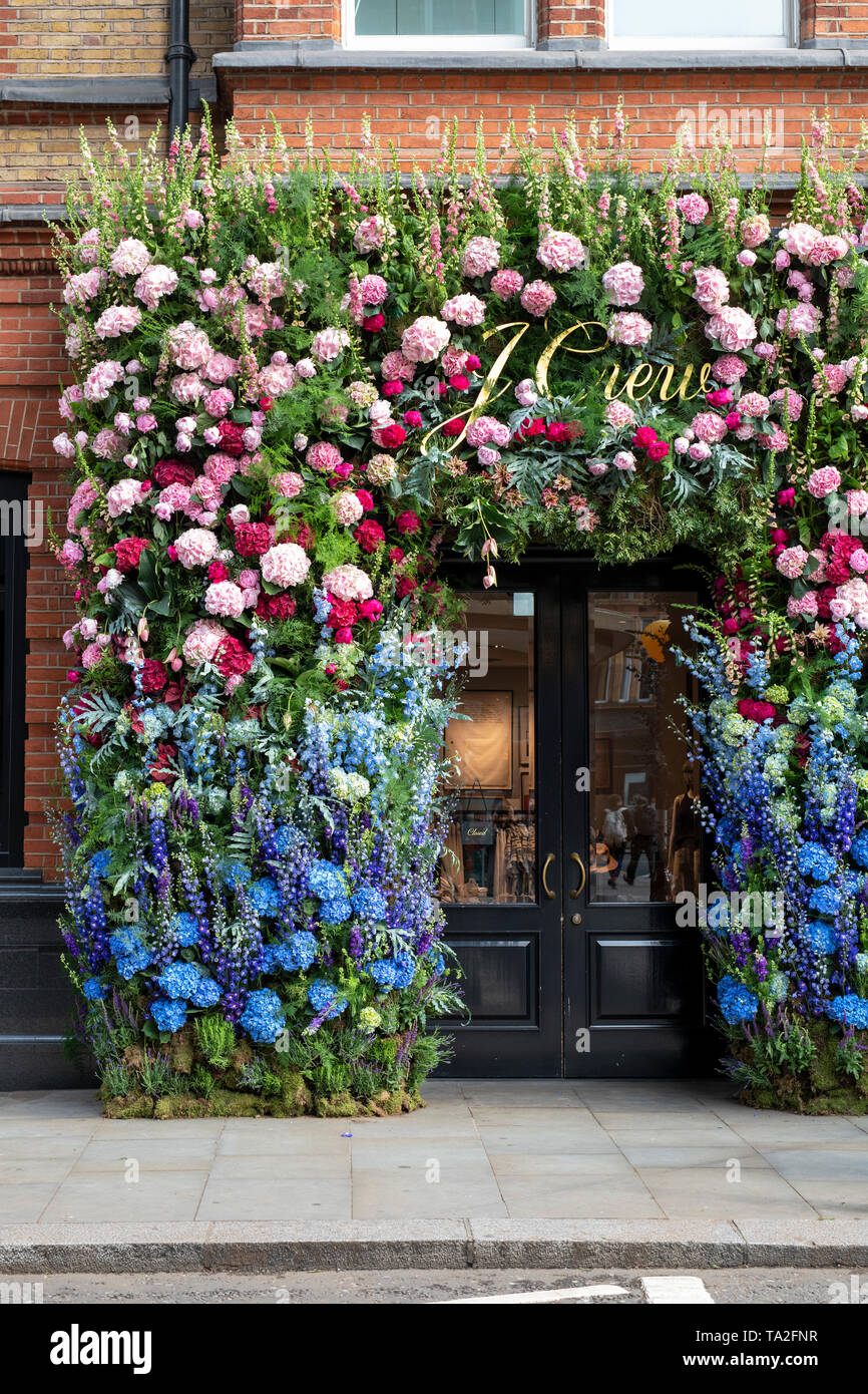 J Crew clothing shop affichage floral dans Sloane Square pour Chelsea en fleurs 2019. Chelsea, Londres, Angleterre Banque D'Images