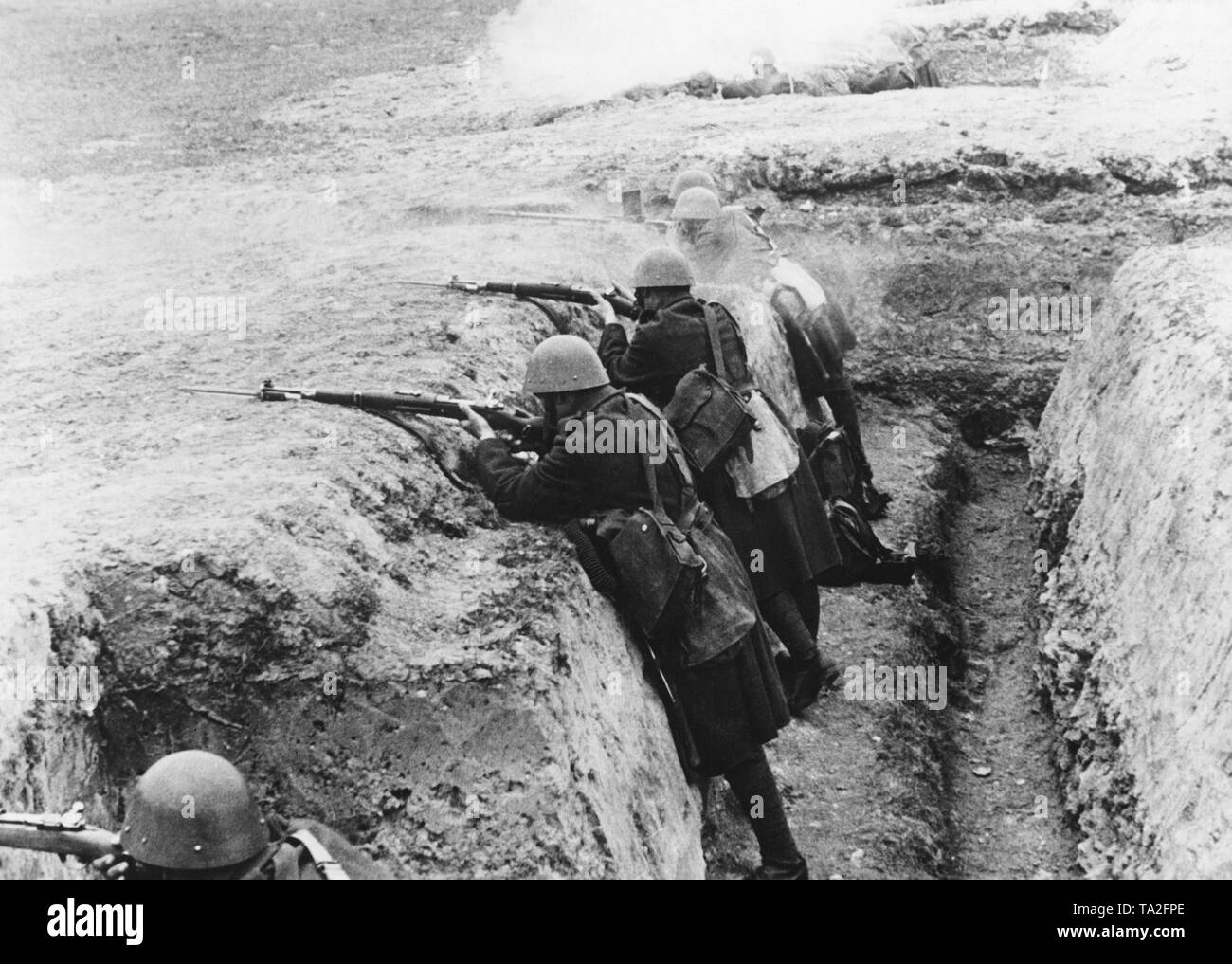 L'infanterie de l'armée tchécoslovaque durant des exercices dans un fossé. Banque D'Images