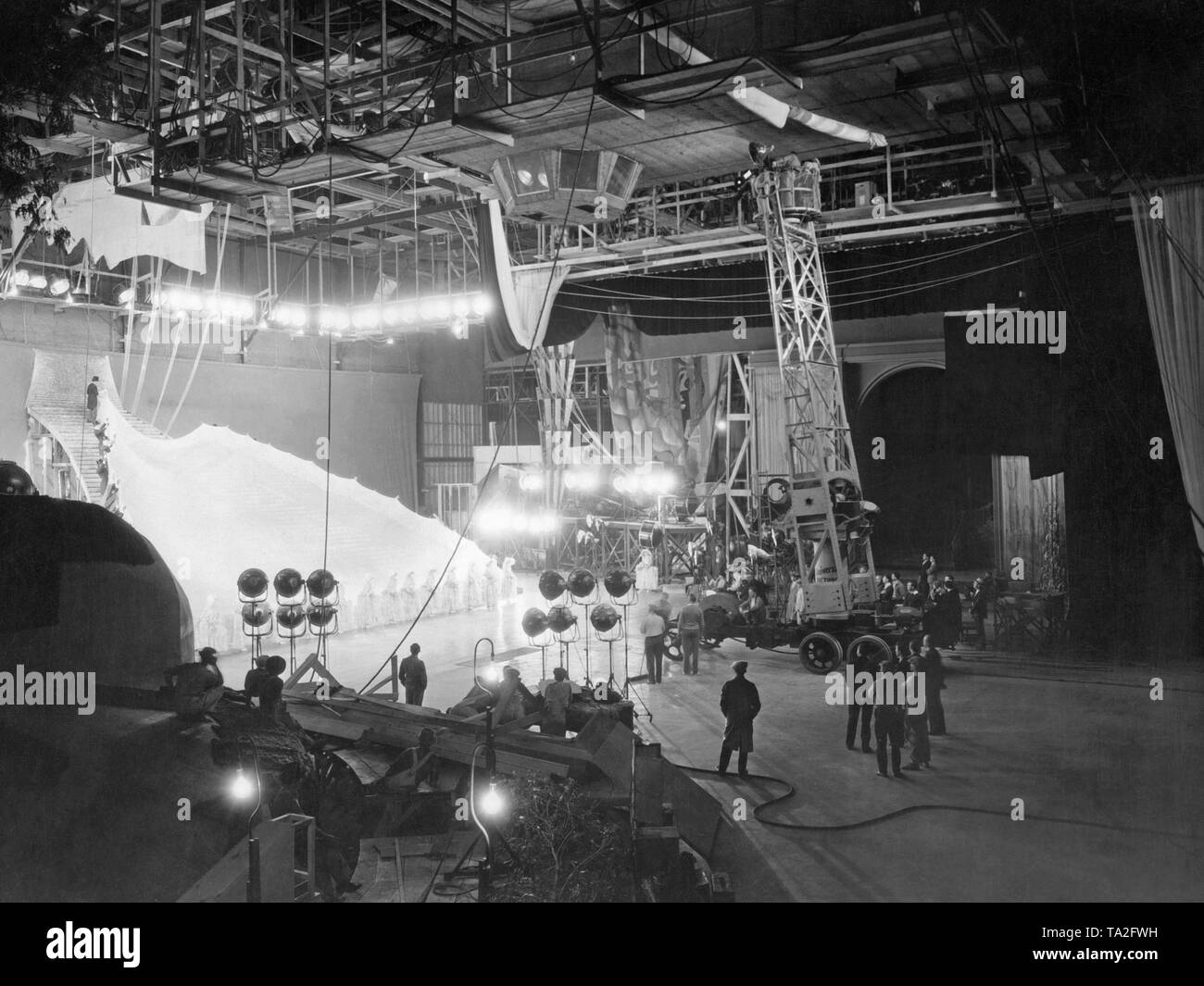 Cette photo montre l'escalier pendant le tournage du film 'Le Roi du Jazz' avec chef d'orchestre Paul Whiteman, réalisé par John Murray Anderson. Le film a été l'une des premières grandes revue film avec le son et la couleur. L'invention du son film en 1928/29 a eu une grande influence sur la production et l'enregistrement. Il a été suivi par des films dans lesquels la musique a joué un rôle important. Banque D'Images