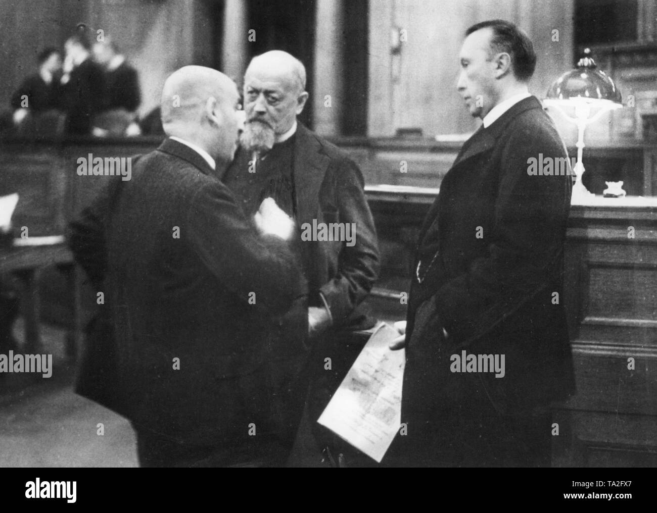 Johannes Caspari (à gauche), Freiherr von Oer (centre) et le maire de Cologne, Konrad Adenauer (droite) consulter au cours d'une réunion du Conseil de l'État prussien dans l'Herrenhaus Berlin. Banque D'Images