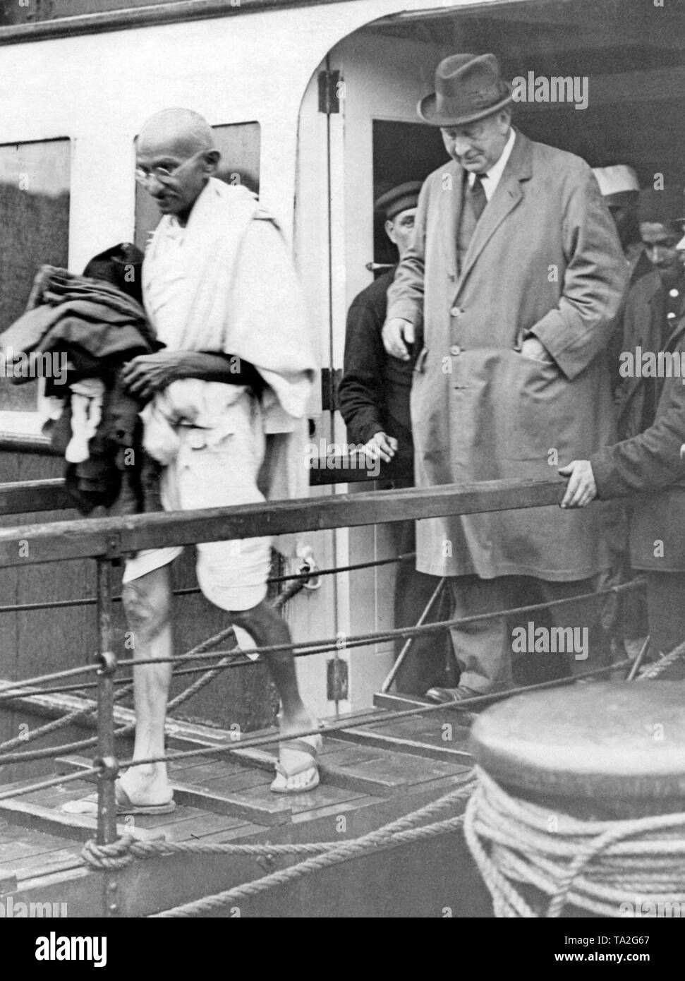 Le Mahatma Gandhi est le bain à vapeur à Folkstone en Angleterre. Il est sur son chemin de l'indien Table ronde. Gandhi a été nommé plusieurs fois pour le prix Nobel de la paix au cours de sa vie. Banque D'Images