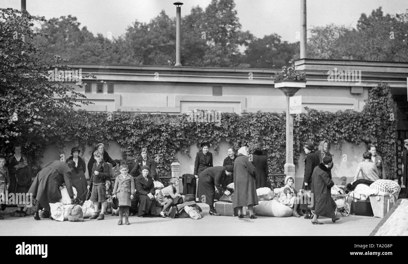 Les Tchèques et les Allemands des Sudètes anti-fascistes s'enfuir à Prague pendant la crise des Sudètes. La fuyant les femmes et les enfants sont à la gare de Prague. Dans la crise des Sudètes, Adolf Hitler a provoqué un conflit international dans le but d'annexer les Sudètes au Reich allemand. Banque D'Images