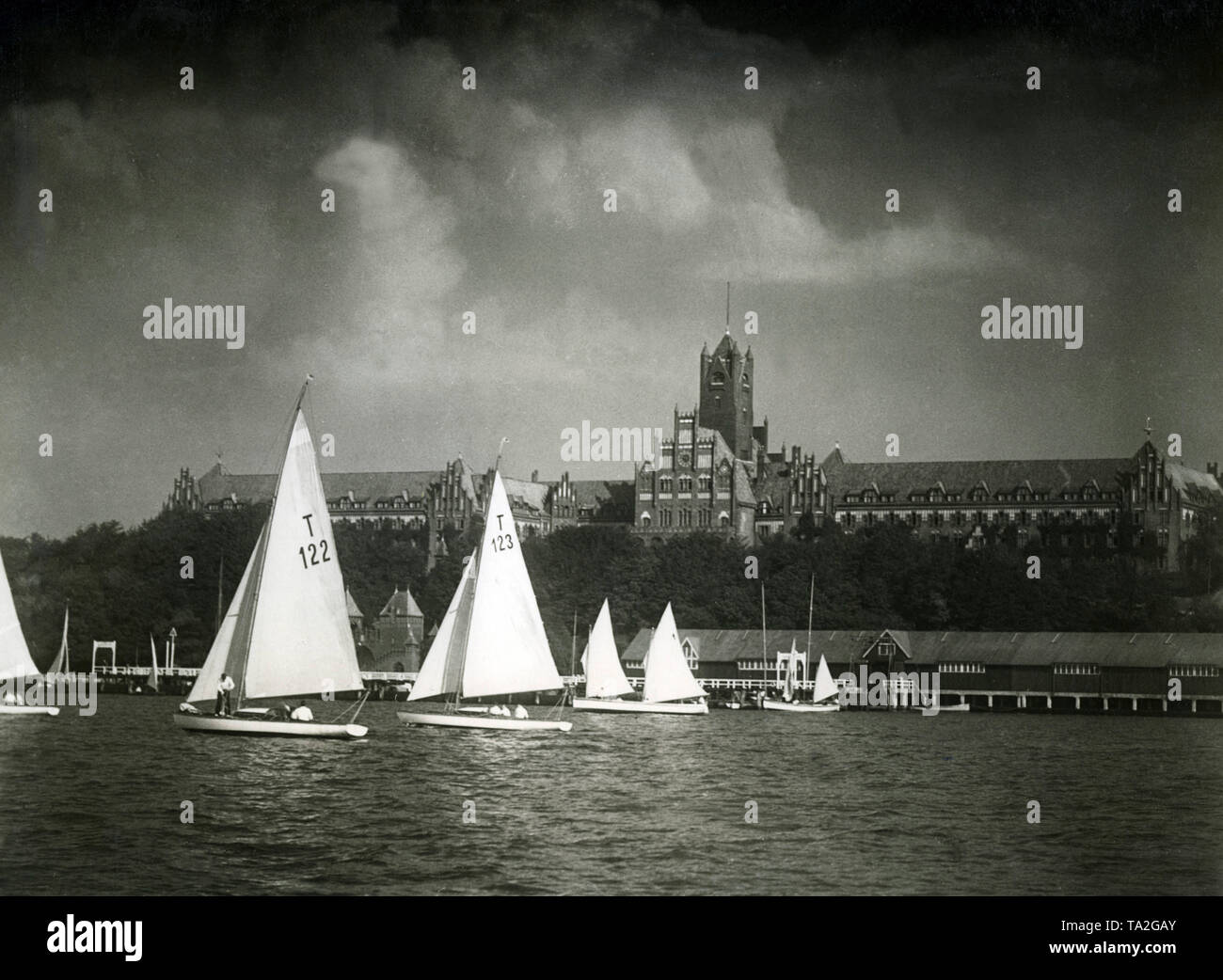 L'Académie Navale dans Muerwik à Flensburg, au premier plan sont des voiliers de la formation sur l'eau. C'est une photo du film de propagande nazie camarades "en mer" à partir de 1938. Banque D'Images