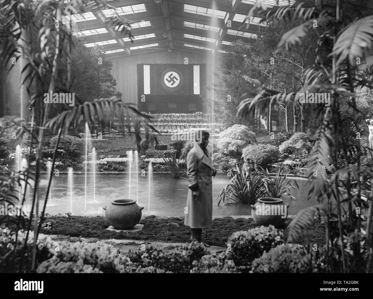 Un grand drapeau à croix gammée lors d'une exposition horticole, 1933. Banque D'Images