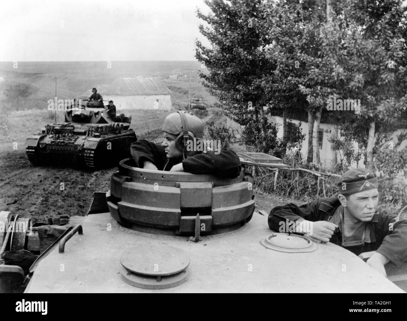 German Panzer IV au cours de batailles à l'Est de Volchansk, place au Donets'avant. Le réservoir à l'arrière-plan est un Panzerkampfwagen IV (SD.KFZ. 161). correspondant de guerre : Haehle. Banque D'Images