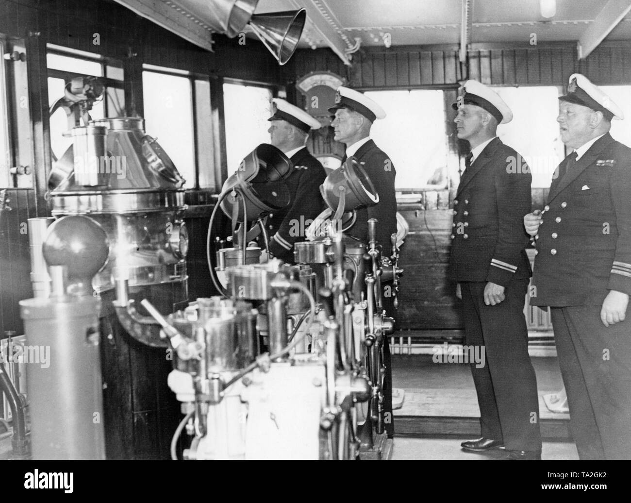 P.O Davis (deuxième officier), A.C.I. Anson (troisième officier), F.G. Watts (troisième officier) et G.L. Dunbar (premier officier) sur le pont du paquebot "Queen Mary" avant son voyage inaugural de Southampton à New York. Banque D'Images