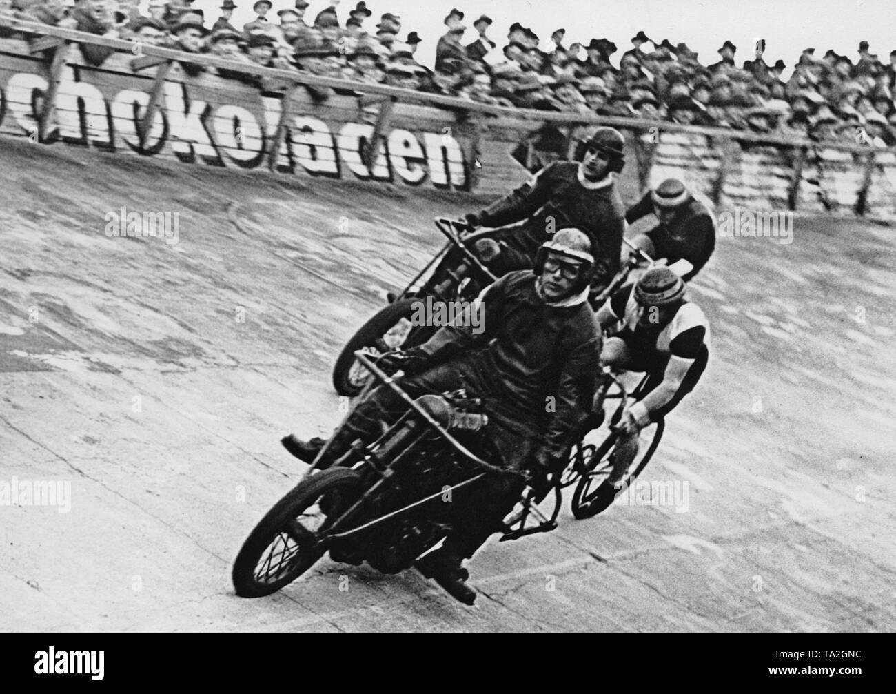 Deux voies cyclistes roulent avec leurs pacers motorisé sur la Olympiabahn à Berlin. Banque D'Images