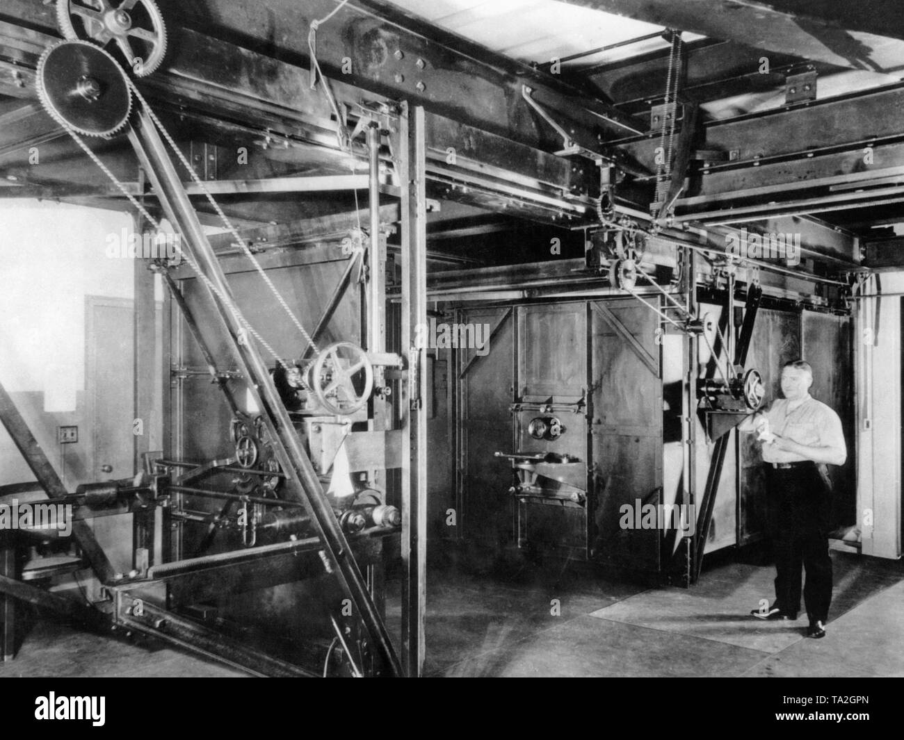 Une caméra-man exploite un appareil-photo de film de 14 tonnes. Cette caméra permet de prendre un 127x127 cm photo avec elle. Banque D'Images