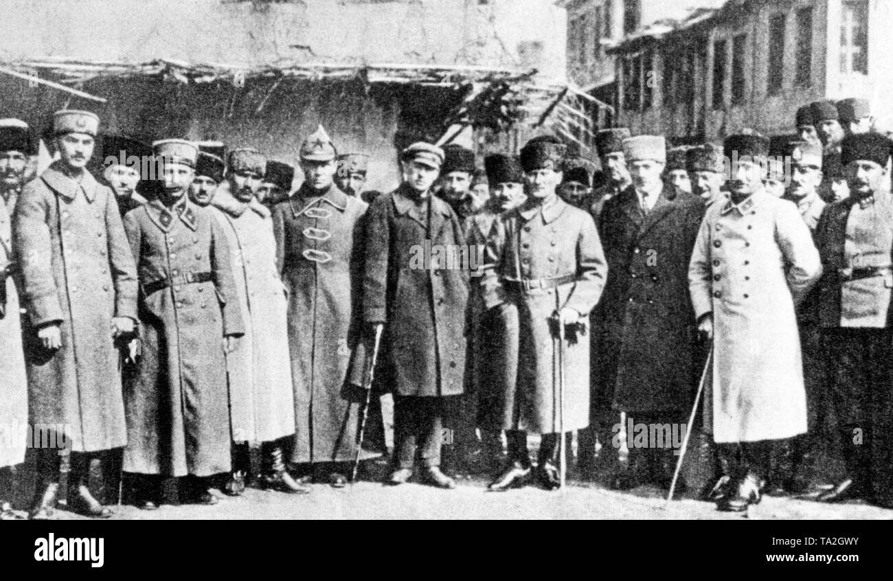 La photo montre le commandant en chef Mustafa Kemal Atatuerk à Aksehir. Il visite le front de l'Ouest à l'encontre de la Grèce avec Soviet-Russian azerbaïdjanais et ambassadeurs. Banque D'Images