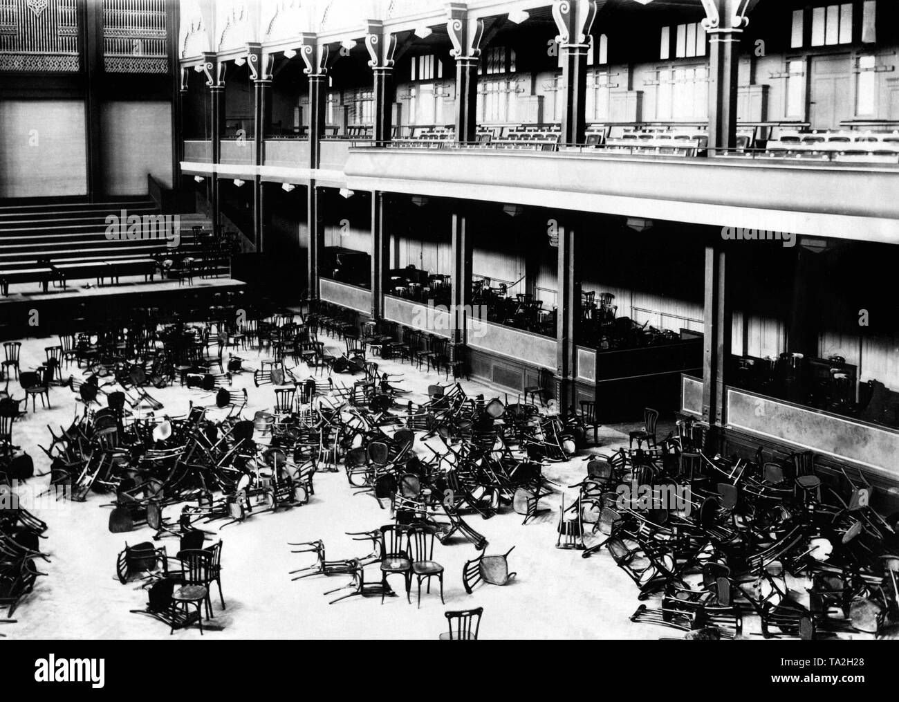 En tant que chef de l'insurrection communiste au centre de l'Allemagne en mars 1921, Max Hoelz fut condamné à la prison à vie après la répression du coup d'État, mais gracié en 1928. Le 24 avril 1929, il voulait parler de la Festhalle à Karlsruhe, mais ensemble avec ses disciples a été impliqué dans un roughhouse avec de nombreux présents SA hommes. En fin de compte, le hall vide ressemblait à la photo montre. Banque D'Images