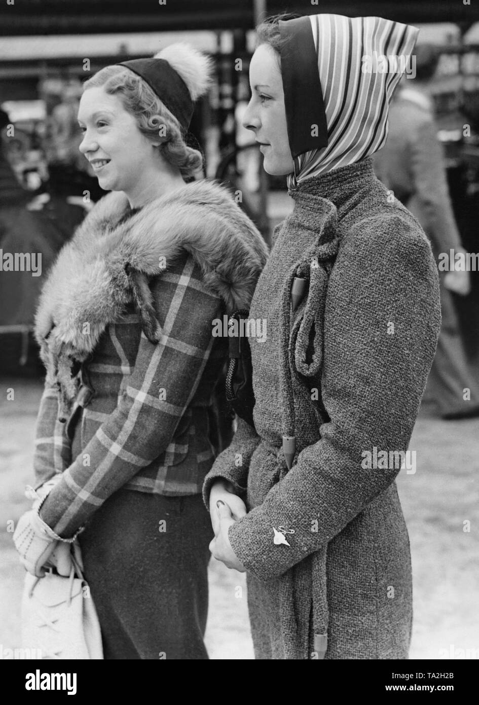 Les femmes portant le dernier hat fashion au "Lundi de Pentecôte Course internationale à la "réunion" de Brooklands race track à Surrey. La femme sur la gauche porte un 'pixi hat'. Banque D'Images