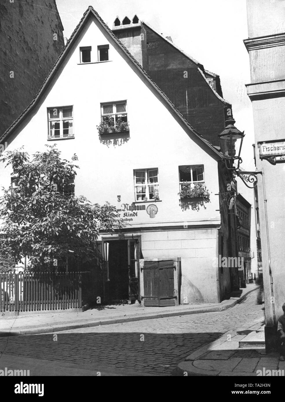 Vue sur le 'Nussbaum' dans le restaurant Fischerstrasse dans le quartier Nikolaiviertel à Berlin. Sur la façade est une bière publicité de la Berliner Kindl. La maison à pignon date du milieu du 16ème siècle. Banque D'Images