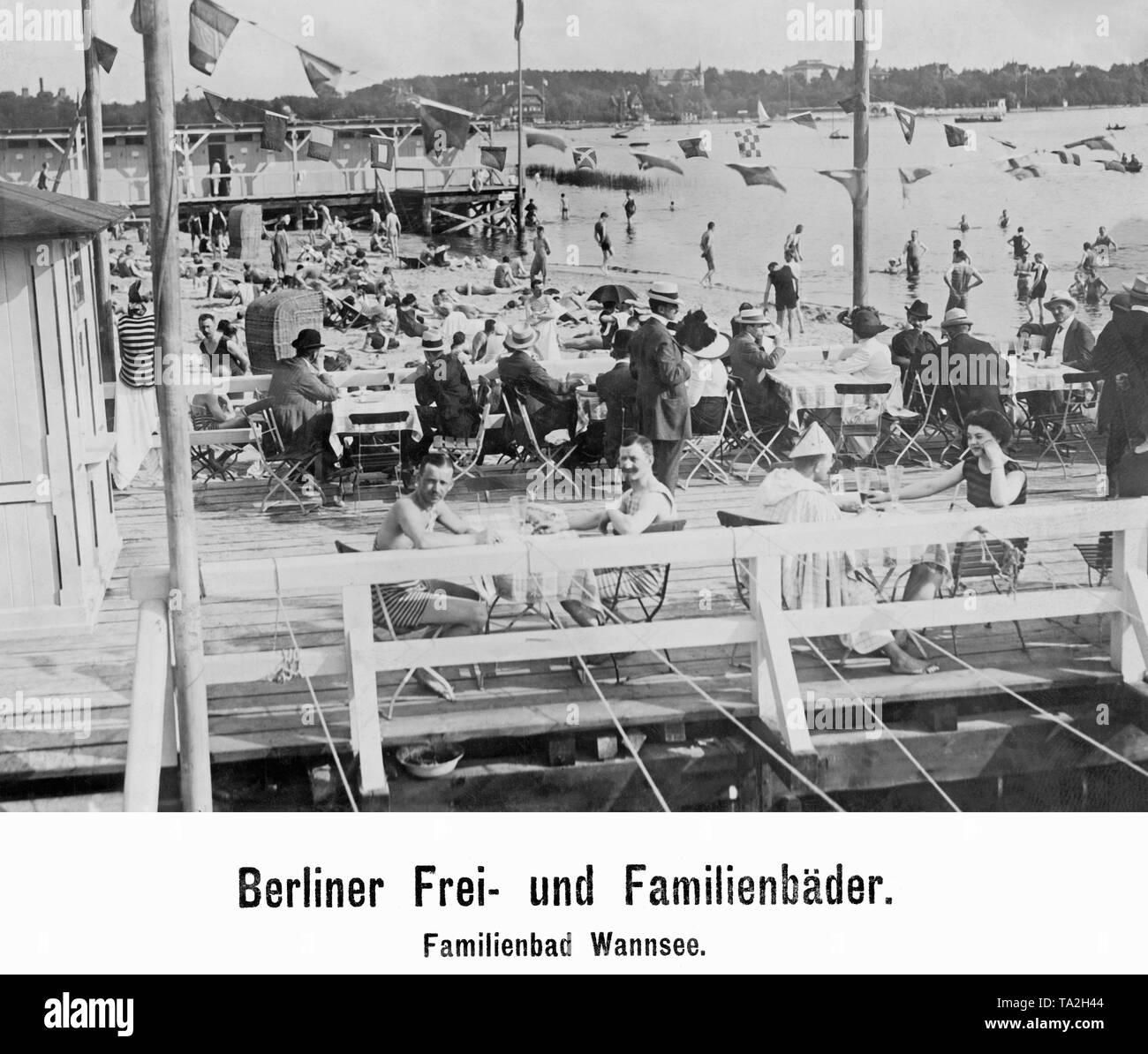 Baigneurs dans la baignoire familiale Wannsee à Berlin s'asseoir dans un café et se coucher sur la plage. Banque D'Images