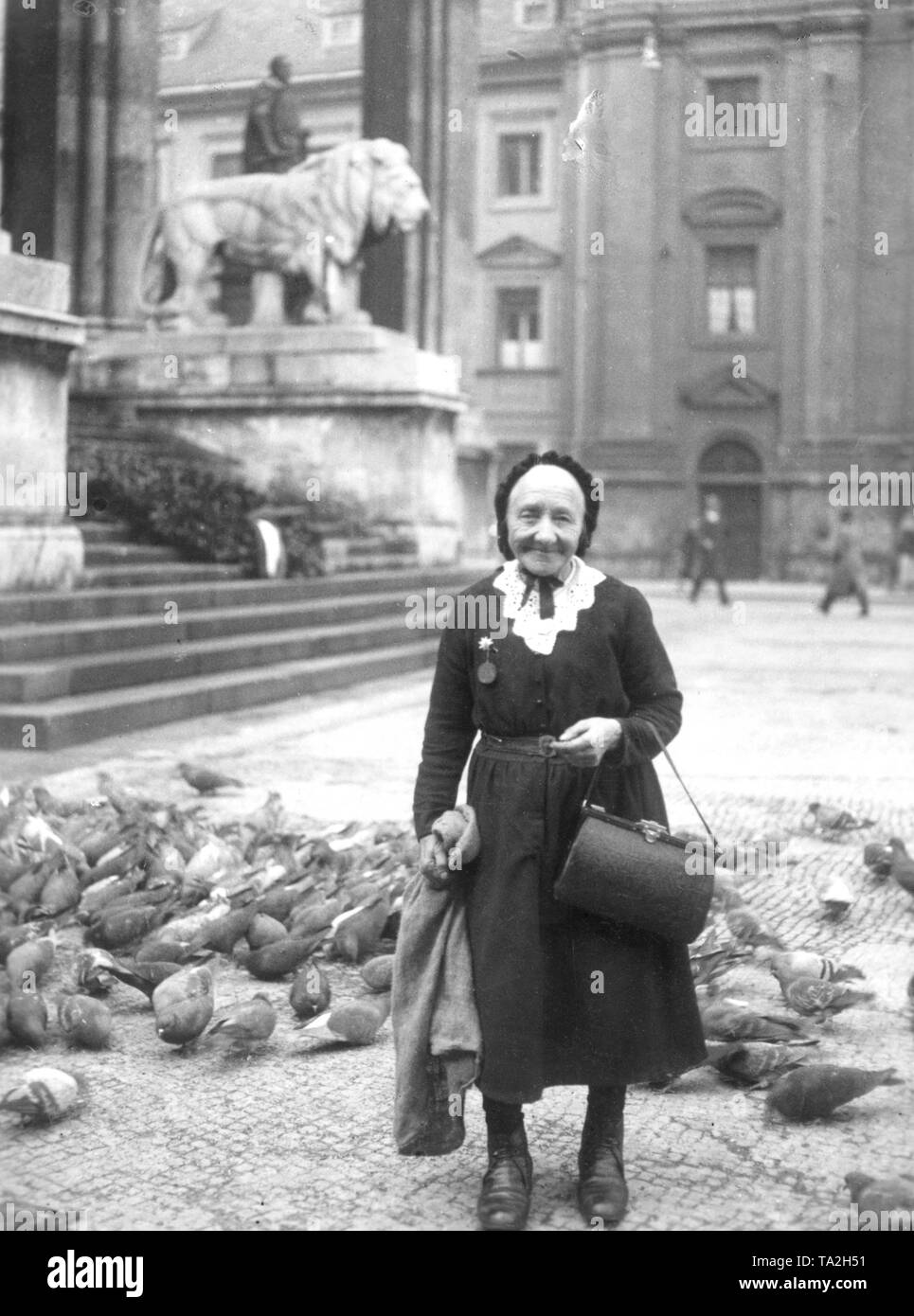 Theres (e) Schedelbauer, connu sous le nom de 'Taubenmutterl' (mère) Pigeon, 'Taubentheres Taubenmarie' ou '' ou 'Tauben-Wabi» à Munich. La photo montre le Taubentheres (Pigeon Theres) à l'âge de 80 ans. (Elle est probablement né en 1853) Banque D'Images