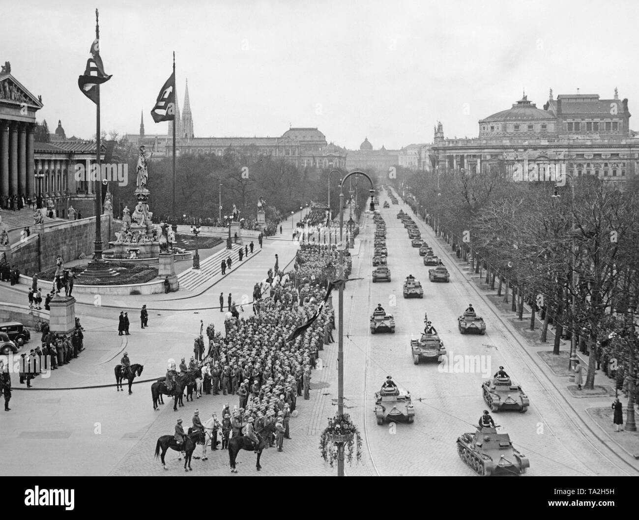 Un défilé militaire aura lieu devant le parlement à Vienne à l'occasion de l'anniversaire d'Adolf Hitler. Après l'annexion de l'Autriche à l'Empire allemand, l'anniversaire du Führer est célébré à Vienne. Banque D'Images