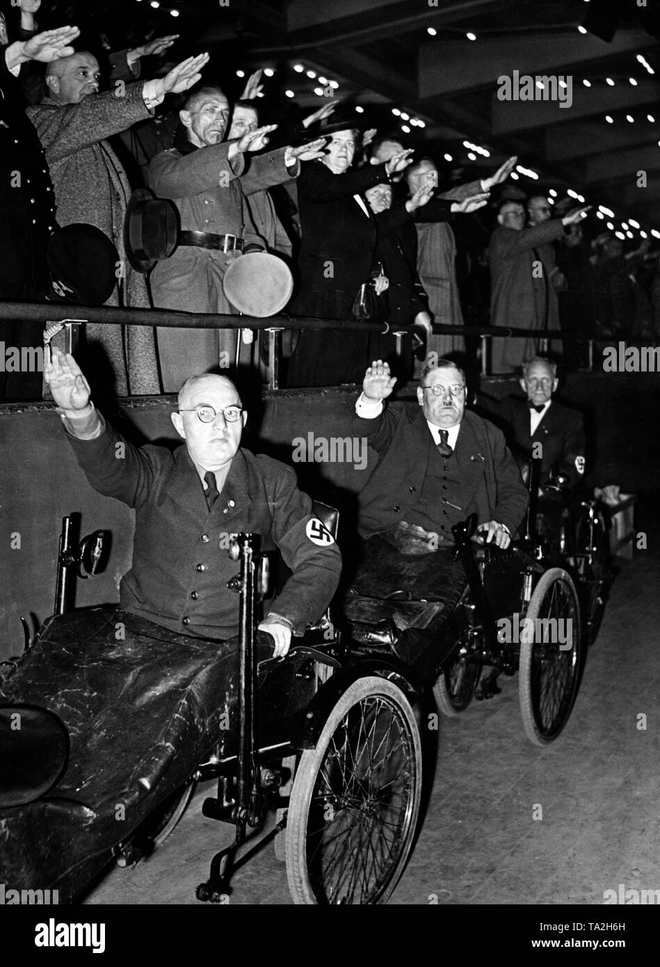 Les gens blessés lever les bras pour effectuer le salut nazi lors de la conférence de la guerre guerre nationale-socialiste des soins de la victime. Photo : Schwahn Banque D'Images