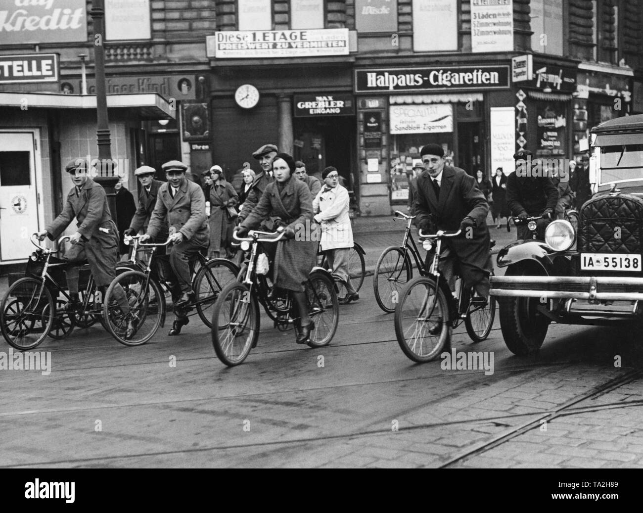 Les cyclistes à 8 heures du matin dans le trafic sur l'Oranienburger Tor. Signes sur le mur de la maison en arrière-plan offrent des appartements et locaux commerciaux à louer - espaces vacants à Berlin pendant la crise économique mondiale. Banque D'Images
