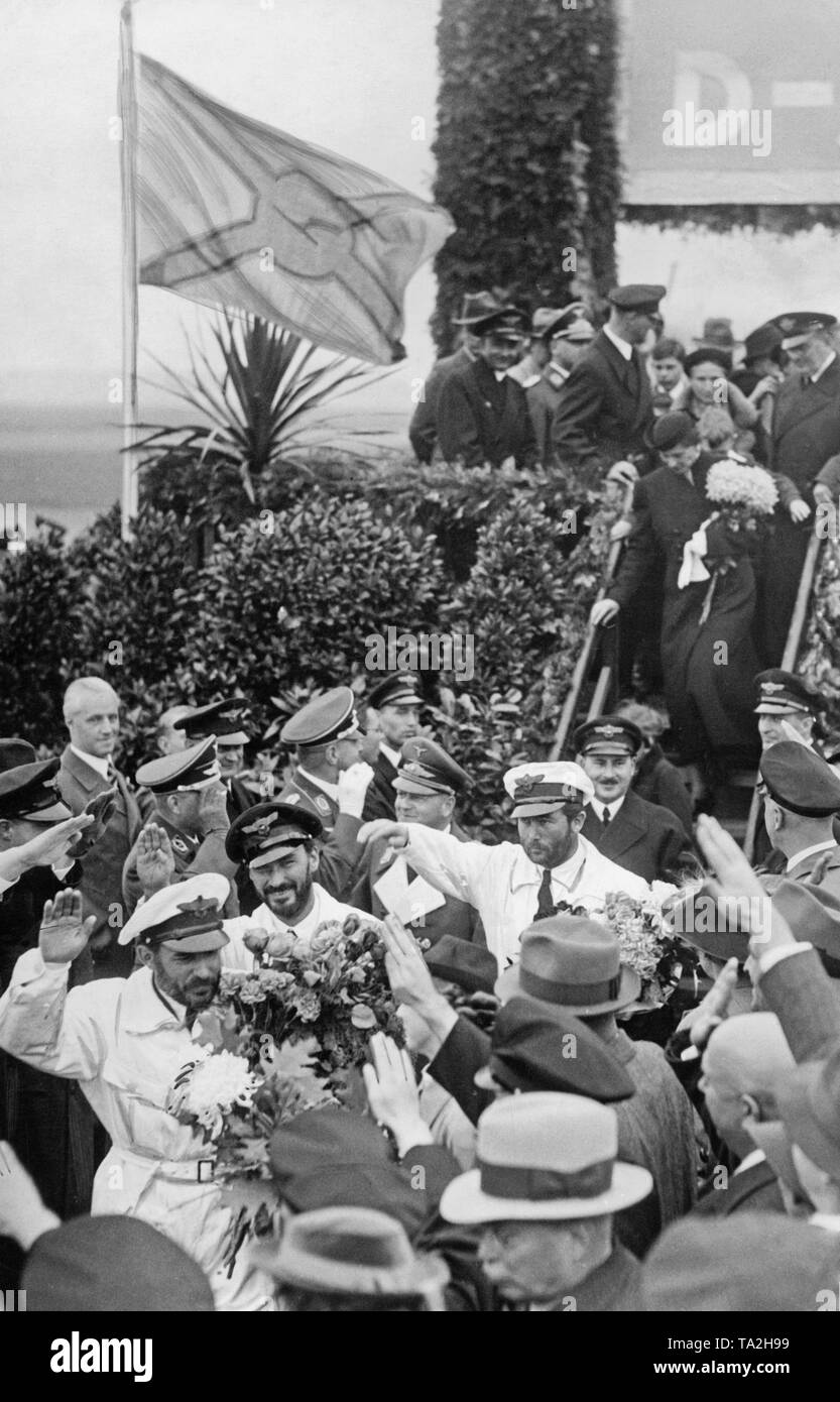 L'équipage du Pamir Airways, Freiherr von Gablenz, commandant de bord Untucht et leur opérateur Karl Kirchhoff dans Berlin-Tempelhof après avoir traversé les montagnes du Pamir avec un Junkers Ju 52. L'équipage a été détenu pendant quatre semaines en Chotan, la Chine après une escale. Banque D'Images