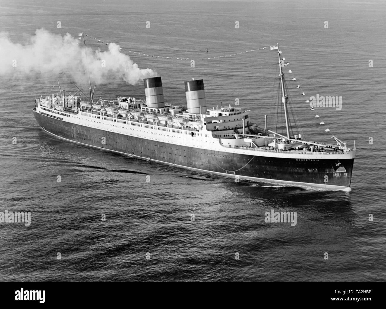 Le paquebot "auretania' de la Cunard Line s'approche du port de New York après sa première traversée transatlantique. Banque D'Images