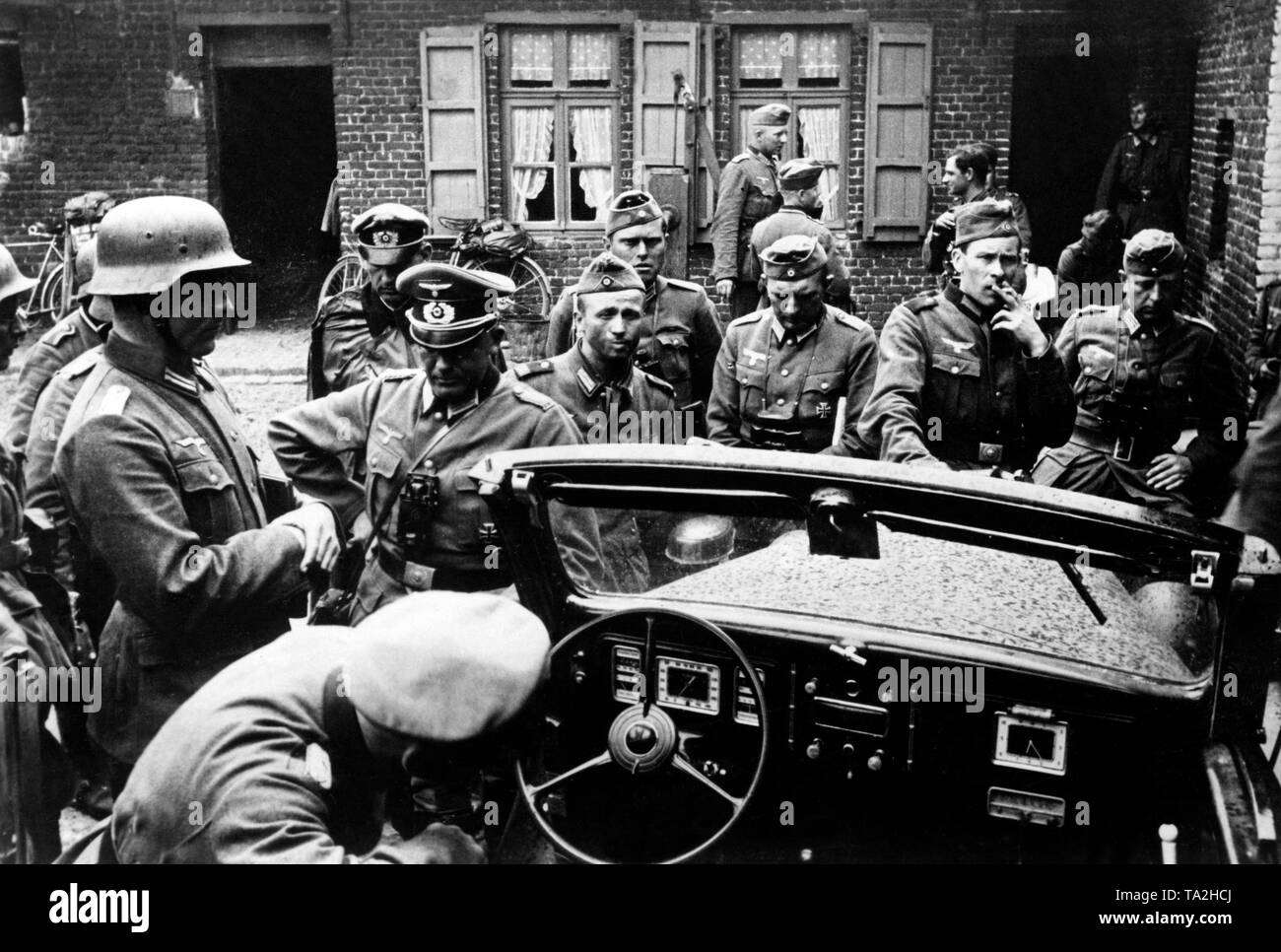 Les soldats allemands d'écouter les nouvelles sur une voiture radio pendant la campagne militaire en France près de Lille sur le front de l'Ouest. Photo de l'entreprise de propagande (PK) : Huschke Banque D'Images