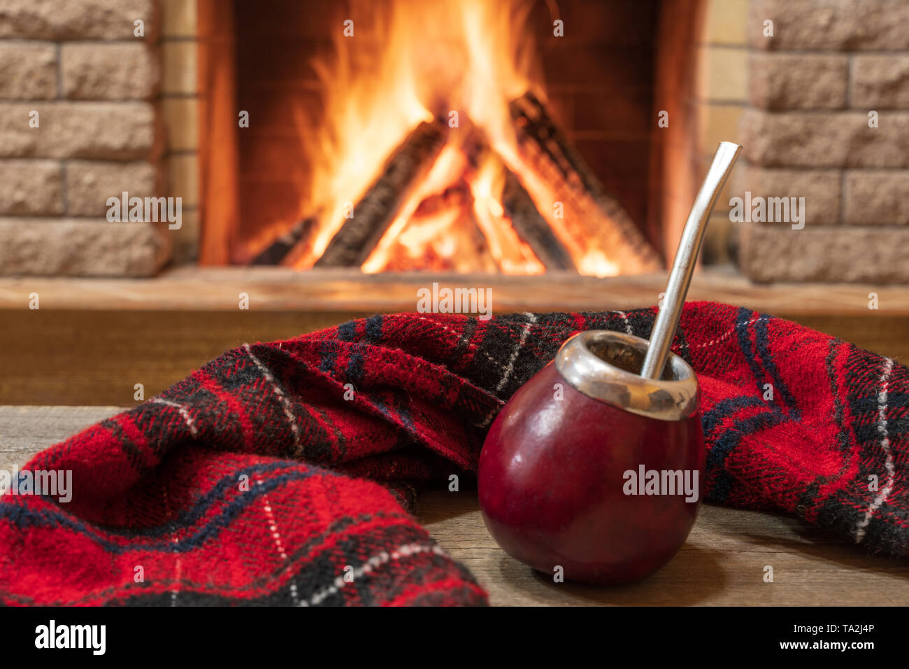 Tasse traditionnelle pour s'accoupler et potable écharpe de laine, près de  l'agréable cheminée, dans maison de pays, hygge, home sweet home Photo  Stock - Alamy