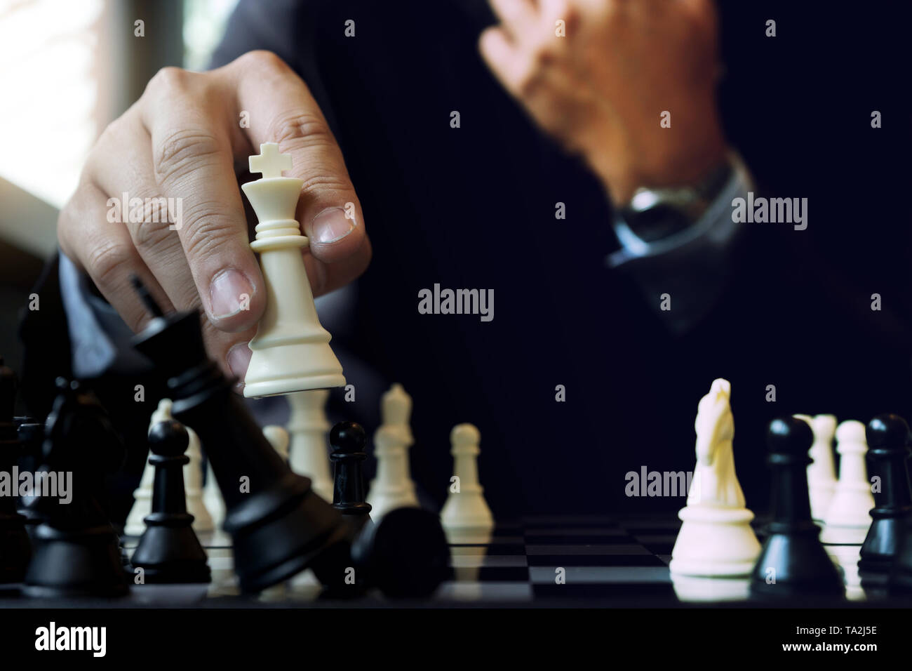 Businessman thinking à jouer aux échecs concept stratégie d'affaires pour gagner Banque D'Images