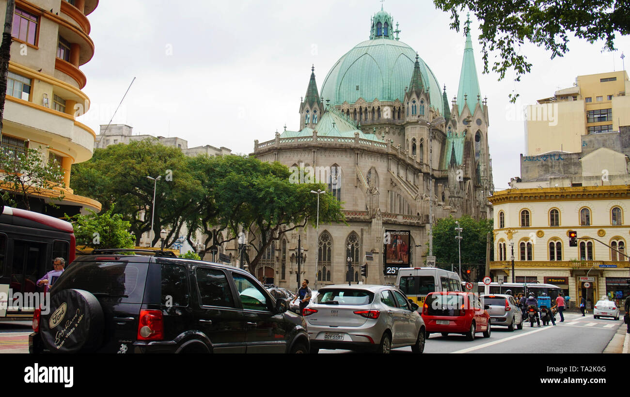 SAO PAULO, BRÉSIL - 9 mai 2019 : Sao Paulo Centre-ville avec la cathédrale métropolitaine sur l'arrière-plan Banque D'Images