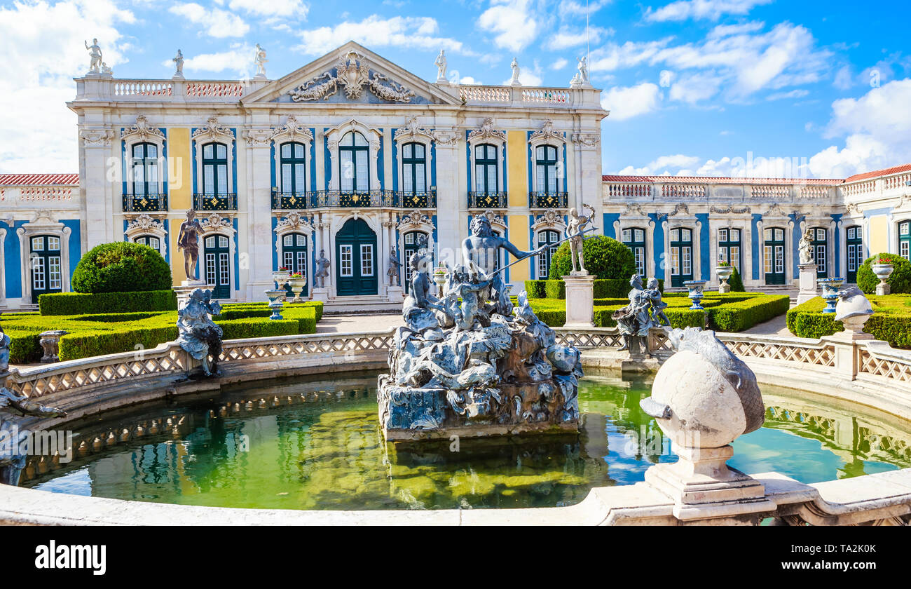 Le Palais National de Queluz - Lisbonne - Portugal. Fontaine de Neptune et la cérémonie de façade du corps de logis conçu par Oliveira Banque D'Images