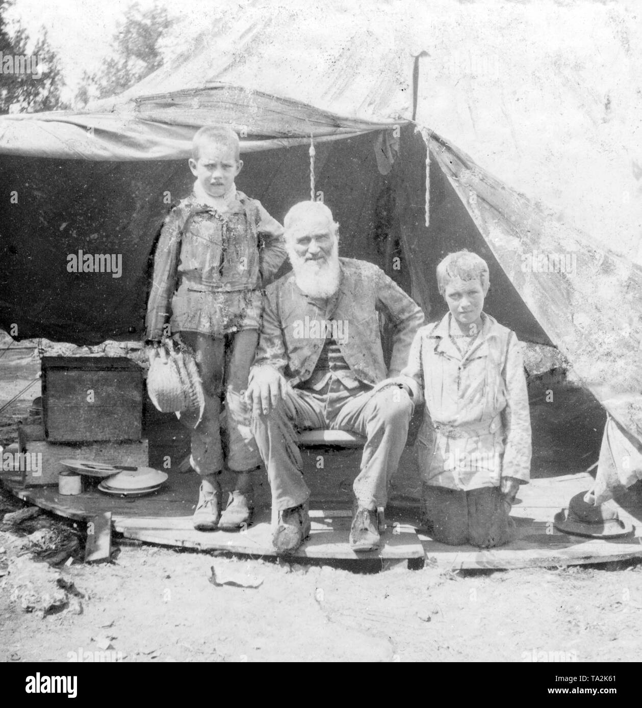 Boers capturés en provenance d'Afrique du Sud, camp de concentration, 1899-1902 : Boers dans un camp de prisonniers sur les Bermudes - un vieux Boer avec ses petits-enfants. Banque D'Images