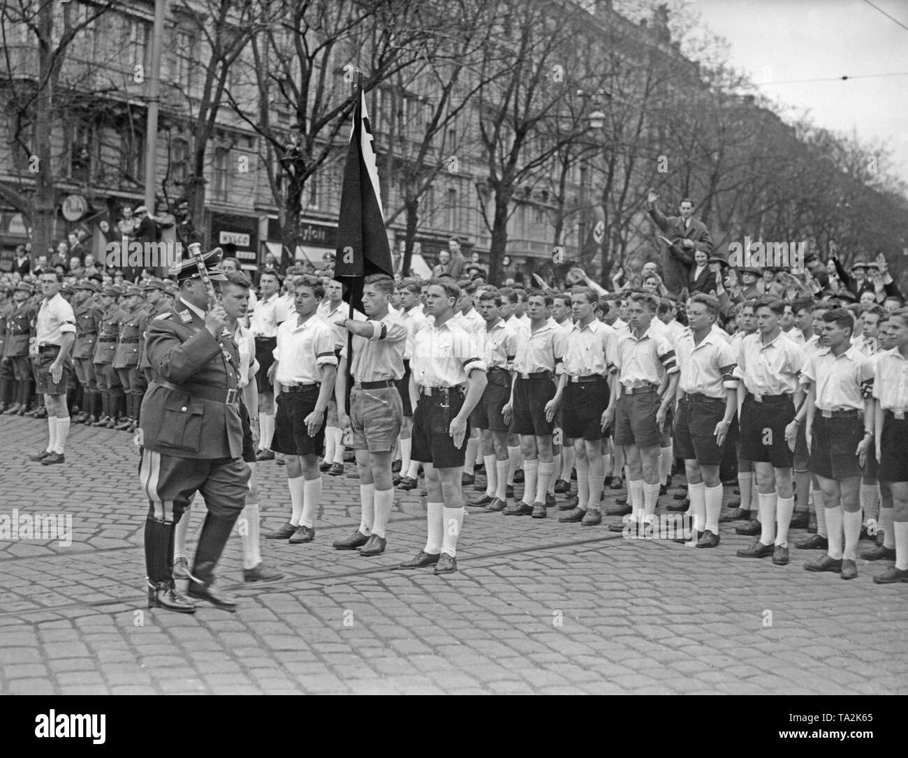 Ministre du Reich Hermann Goering est accueilli par les adolescents de l'Autriche à Vienne. Il rend visite à Vienne au cours de l'Anschluss de l'Autriche à l'Empire allemand. Banque D'Images