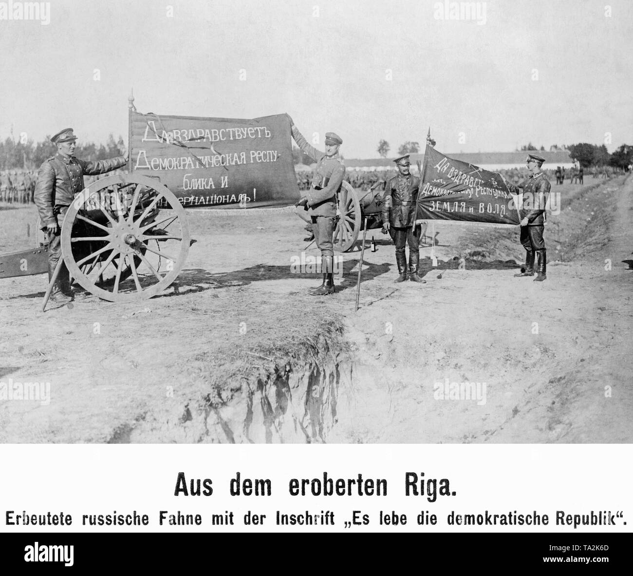 Drapeau russe avec l'inscription : 'Vive la république démocratique' à Riga. Banque D'Images