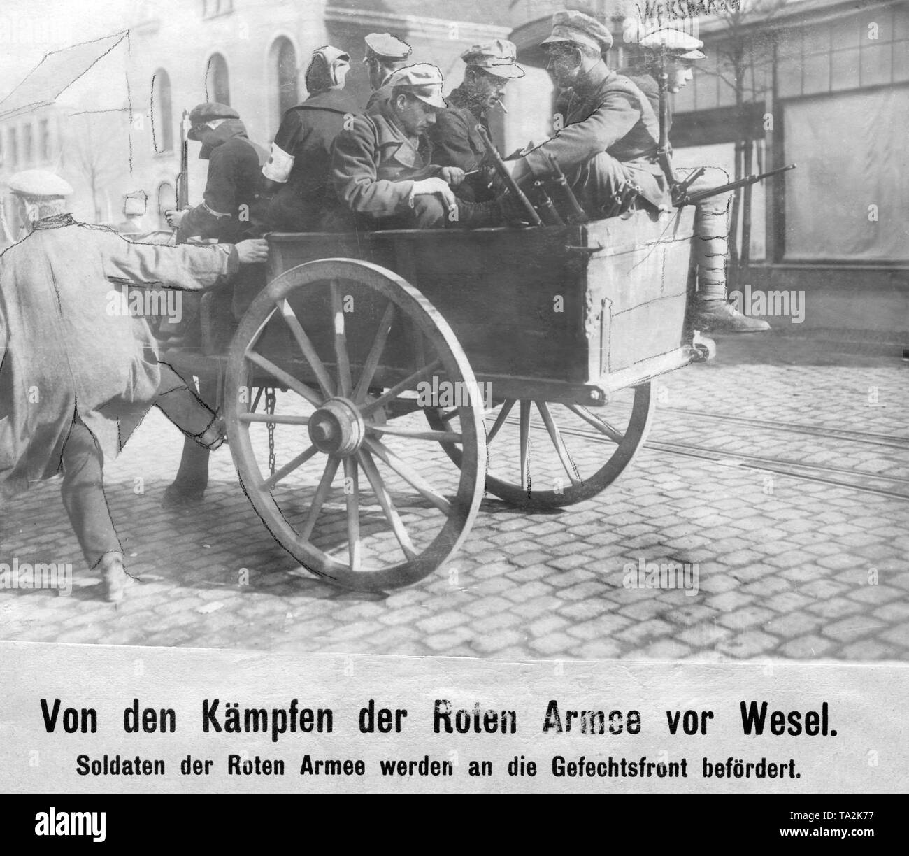 Soldats de l'Armée Rouge sont envoyés au front. Deux jours après le début de l'Kapp-Putsch, une insurrection communiste a éclaté dans la région de la Ruhr. Les travailleurs armés le pouvoir à la Ruhr. Les Freikorps, qui est intervenu sur la commande du gouvernement, est repoussée et subit de lourdes pertes. Il a d'abord le 2 avril, lors de la Reichswehr est intervenu, lorsque l'Armée Rouge avait à se retirer. Après batailles sanglantes de la Reichswehr est parvenu à rétablir l'ordre ancien par le 10 mai. Banque D'Images