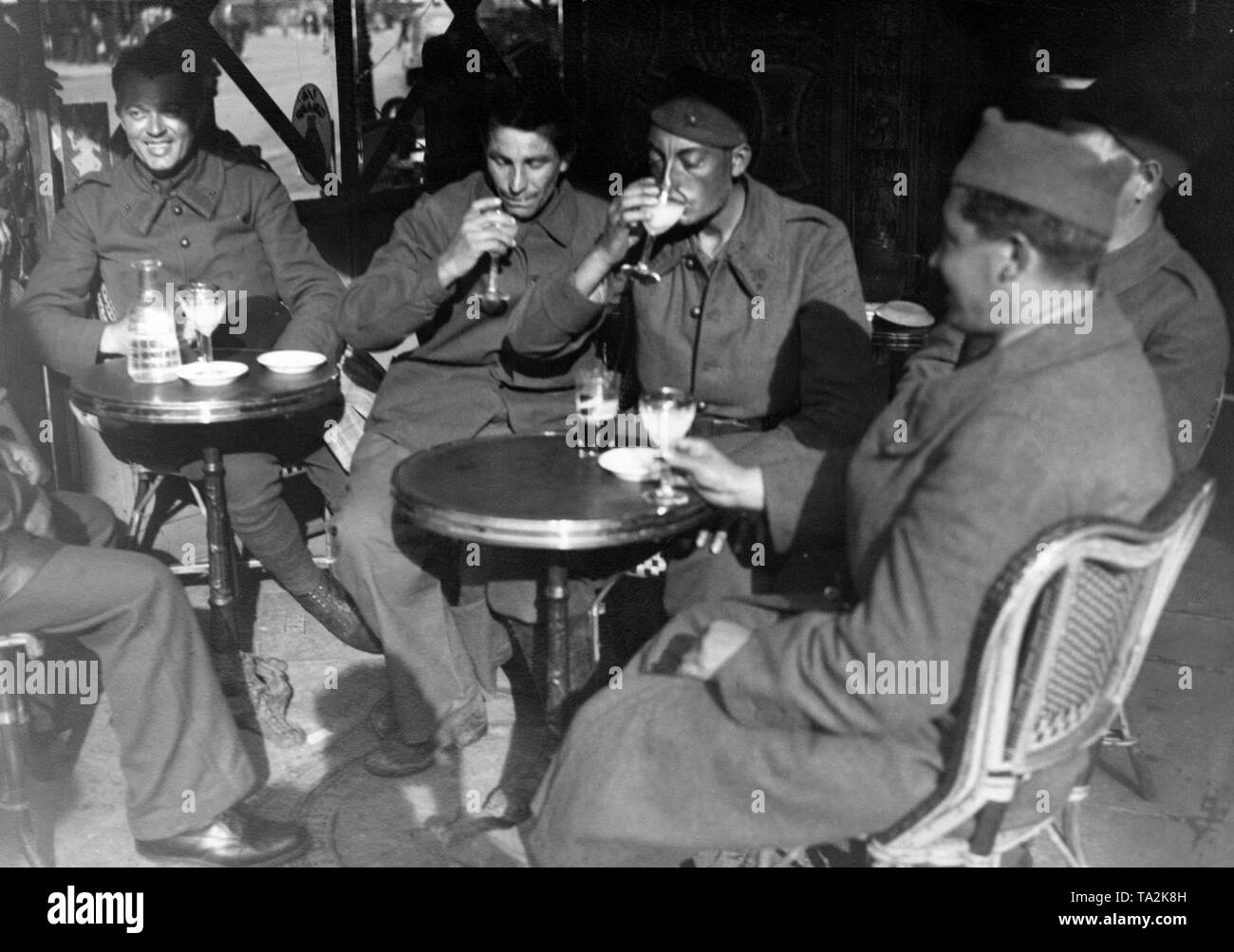 Soldats français boire un apéritif après leur démobilisation le jour avant. Banque D'Images