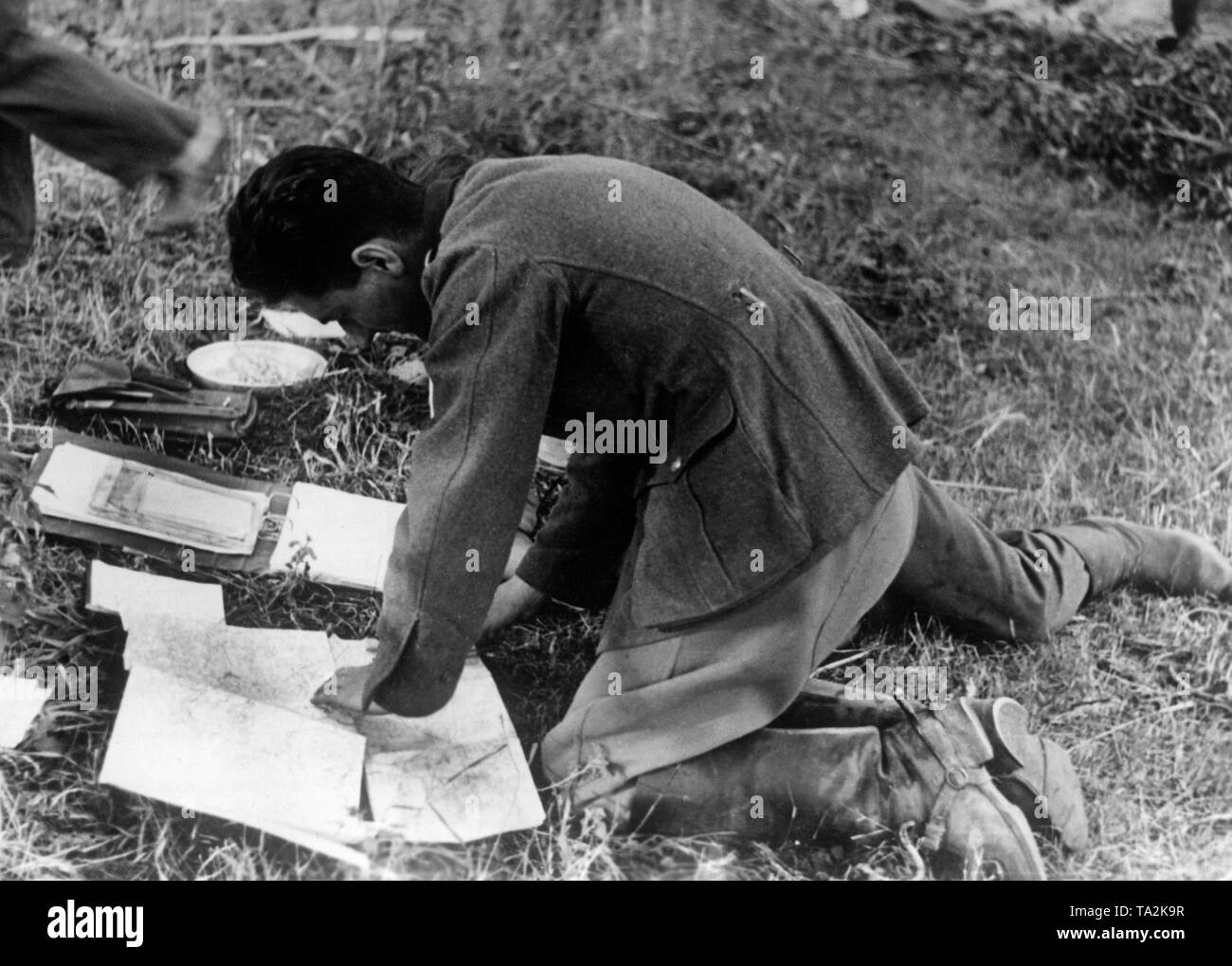 Un soldat de la Wehrmacht allemande cartes en Holynka études en Biélorussie d'aujourd'hui dans la zone du groupe d'armées Centre. Photo : correspondant de guerre Knobloch. Banque D'Images