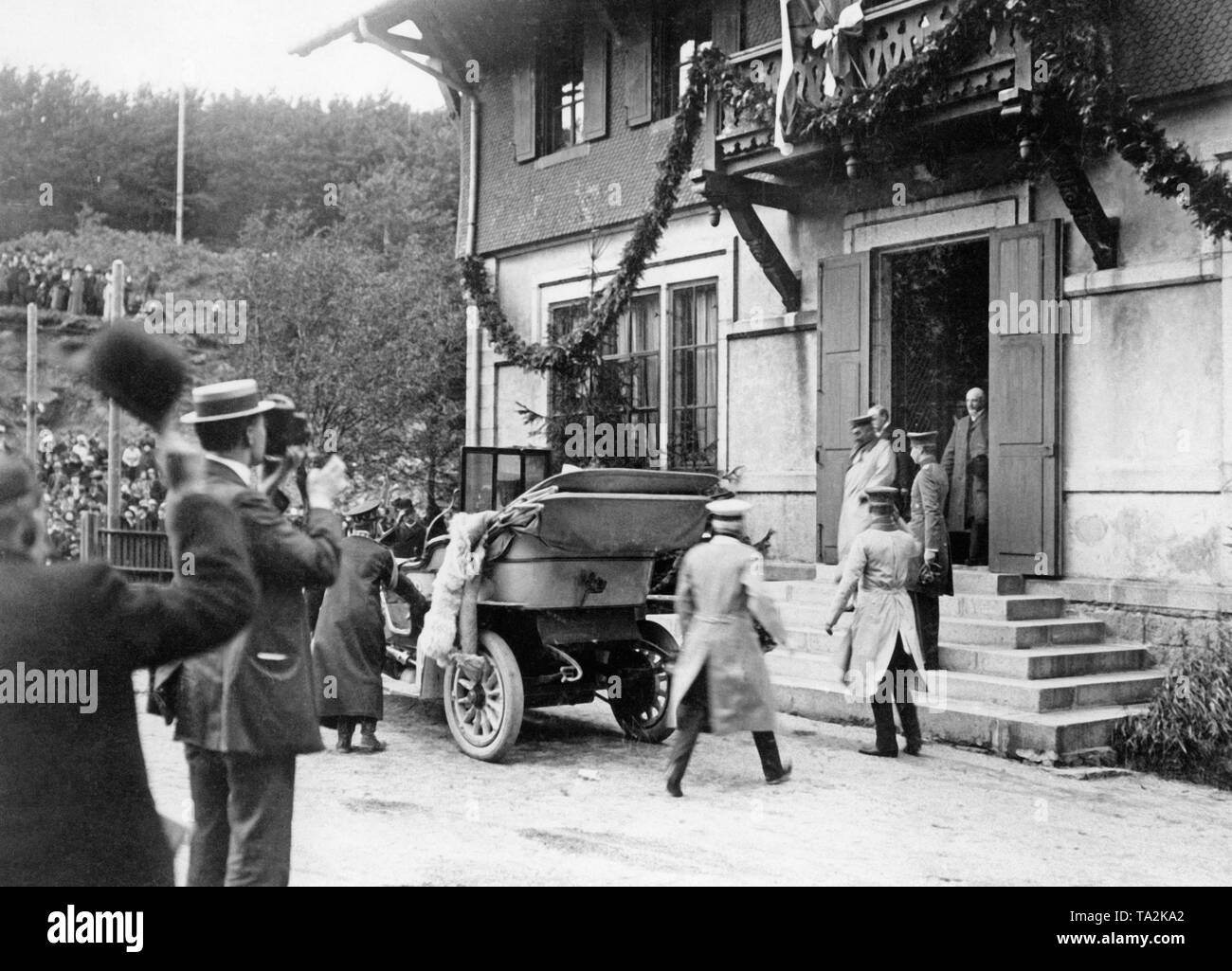 L'empereur allemand Guillaume II quitte la Villa Hartmann sur la frontière franco-allemande au cours d'une visite à l'Alsace. Banque D'Images