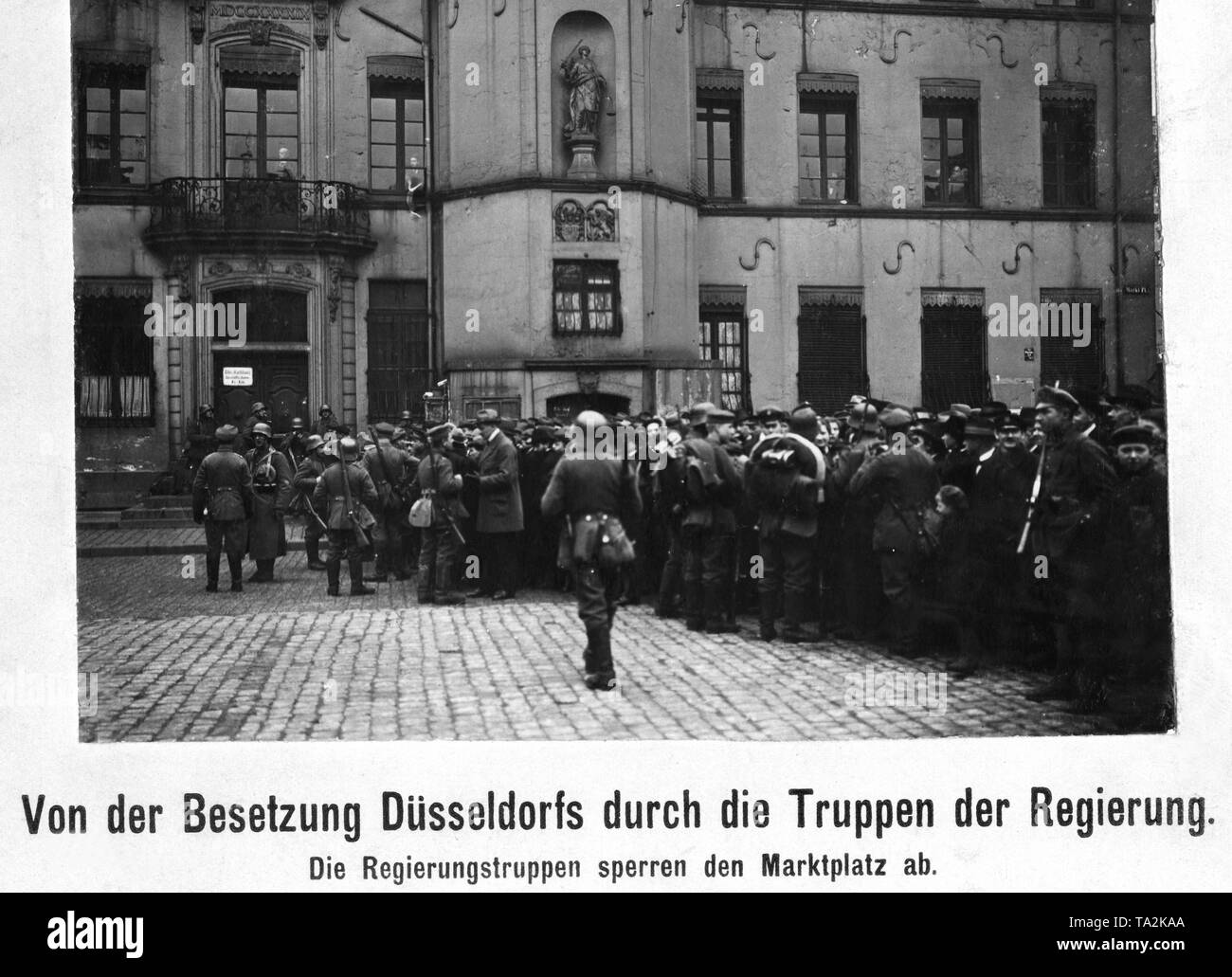 Les troupes gouvernementales occupent Duesseldorf et boucler le marché. Deux jours après le début de l'Kapp-Putsch, une insurrection communiste a éclaté dans la région de la Ruhr. Les travailleurs armés le pouvoir à la Ruhr. Les Freikorps, qui est intervenu sur la commande du gouvernement, est repoussée et subit de lourdes pertes. Il a d'abord le 2 avril, lors de la Reichswehr est intervenu, lorsque l'Armée Rouge avait à se retirer. Après batailles sanglantes de la Reichswehr est parvenu à rétablir l'ordre ancien par le 10 mai. Banque D'Images