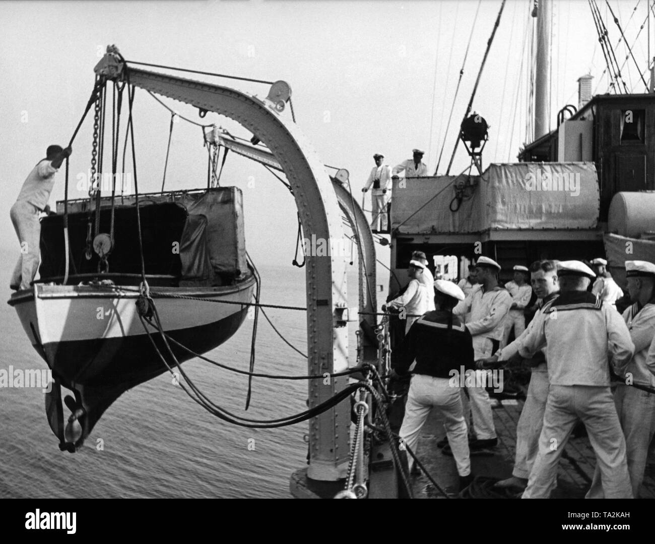 La photo montre comment l'un des bateaux de l'enquête est présenté à bord. Ces étaient utilisés pour étudier dans des endroits avec une plus faible profondeur. Le 'Meteor' a été reconstruit et mis en service en tant que navire de recherche et de sondage en 1924. De nombreux voyages de recherche suivie dans l'Atlantique jusqu'à ce que le navire a été converti en 1940 et utilisé comme navire de commandement et d'offres durant la Seconde Guerre mondiale. La photo faisait partie de la série "Le Meteor explore la mer'. Banque D'Images