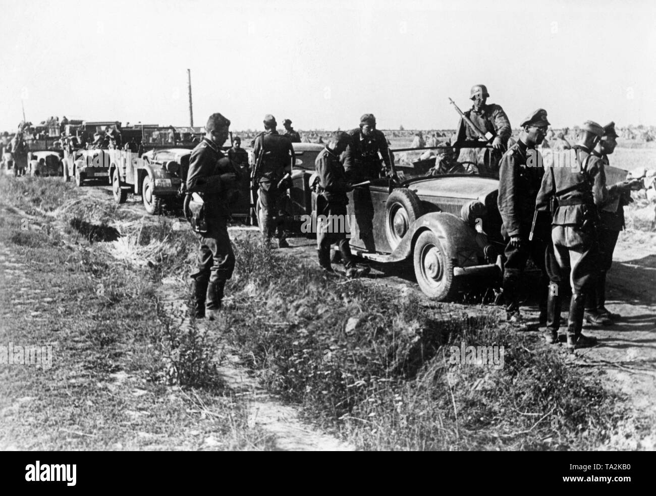 Un chef de bataillon (à droite) donne l'ordre de déployer contre le village de Borodino, partie de l'ouverture de l'opération Typhon. Photo : correspondant de guerre Herrmann. Banque D'Images