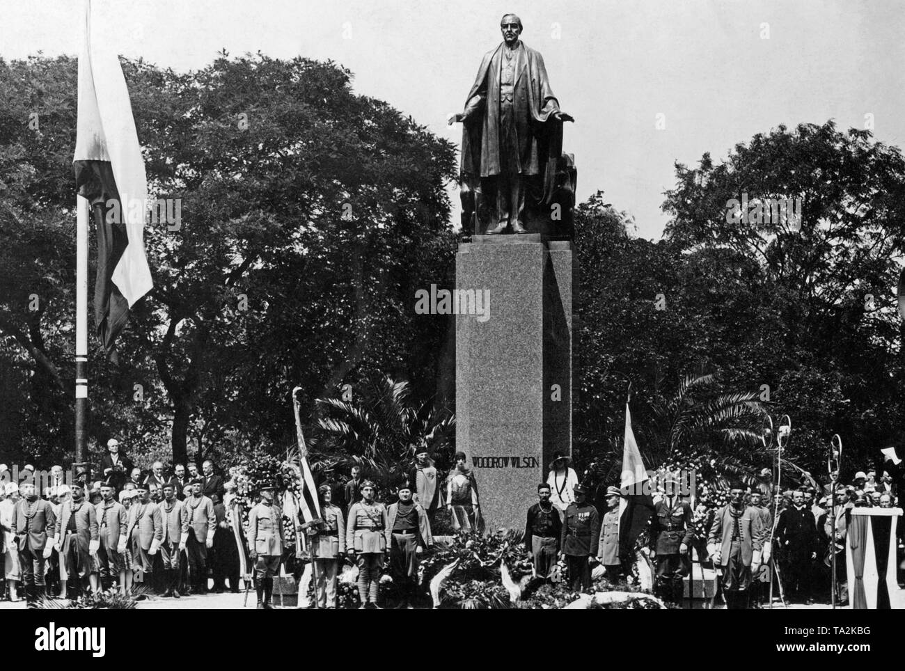 Consécration du monument de président américain, Woodrow Wilson. Avec ce geste, les politiciens tchèques reconnaissent le rôle de Wilson dans la fondation de l'État de Tchécoslovaquie. La célébration est assisté par le président de la République, Tomas Garrigue Masaryk, et plusieurs ministres. Banque D'Images