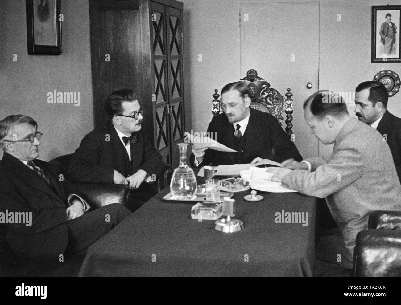 Une ville se déclare en faillite dans une réunion du conseil. Autour de l'année 1932 différentes villes n'étaient plus solvables. Banque D'Images