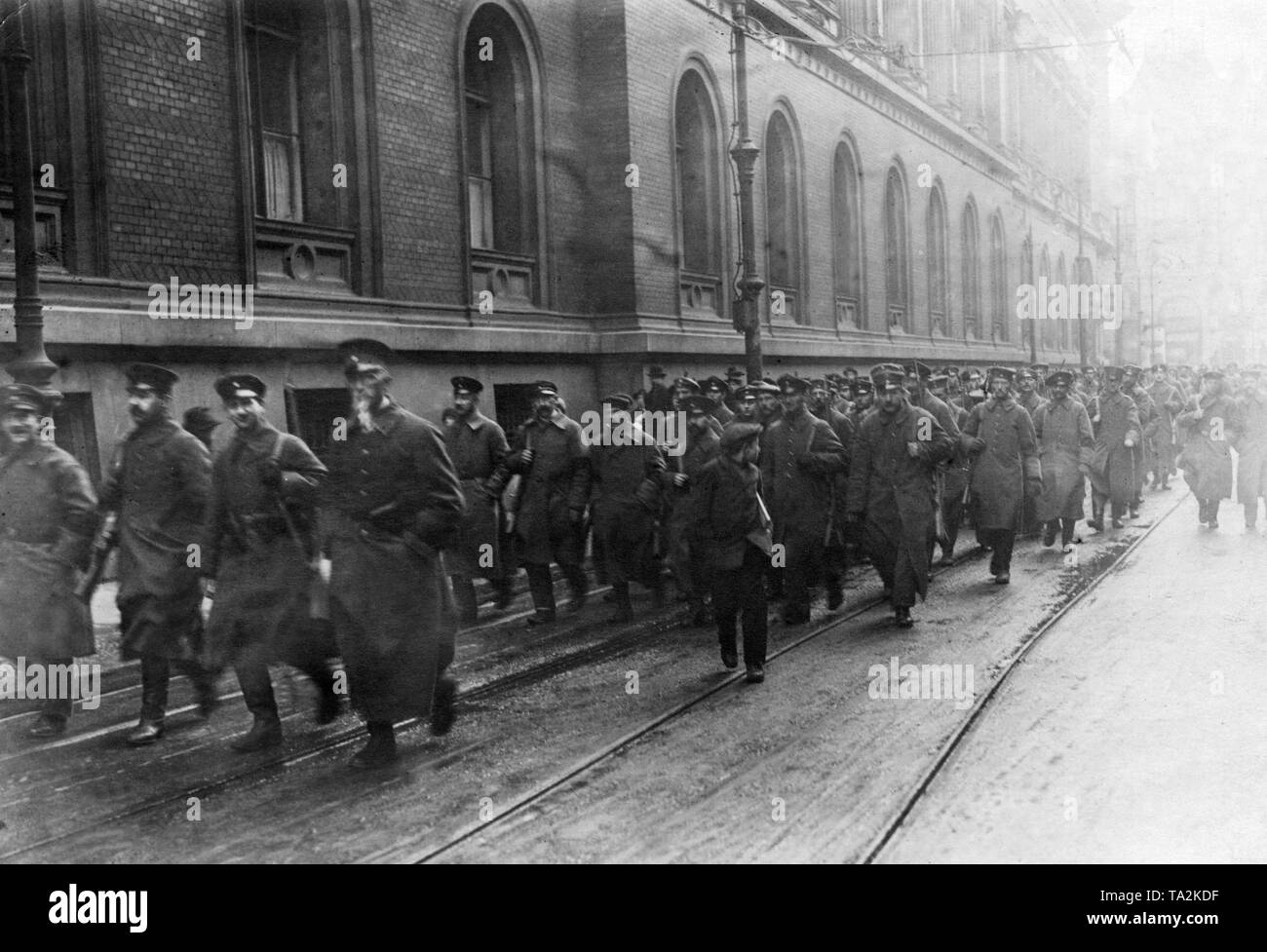 Des soldats fidèles au gouvernement en mars avant de la Reichsbank à construire à partir de la garde côtière de pillage et d'insurrection. En entre est un garçon marche. Banque D'Images